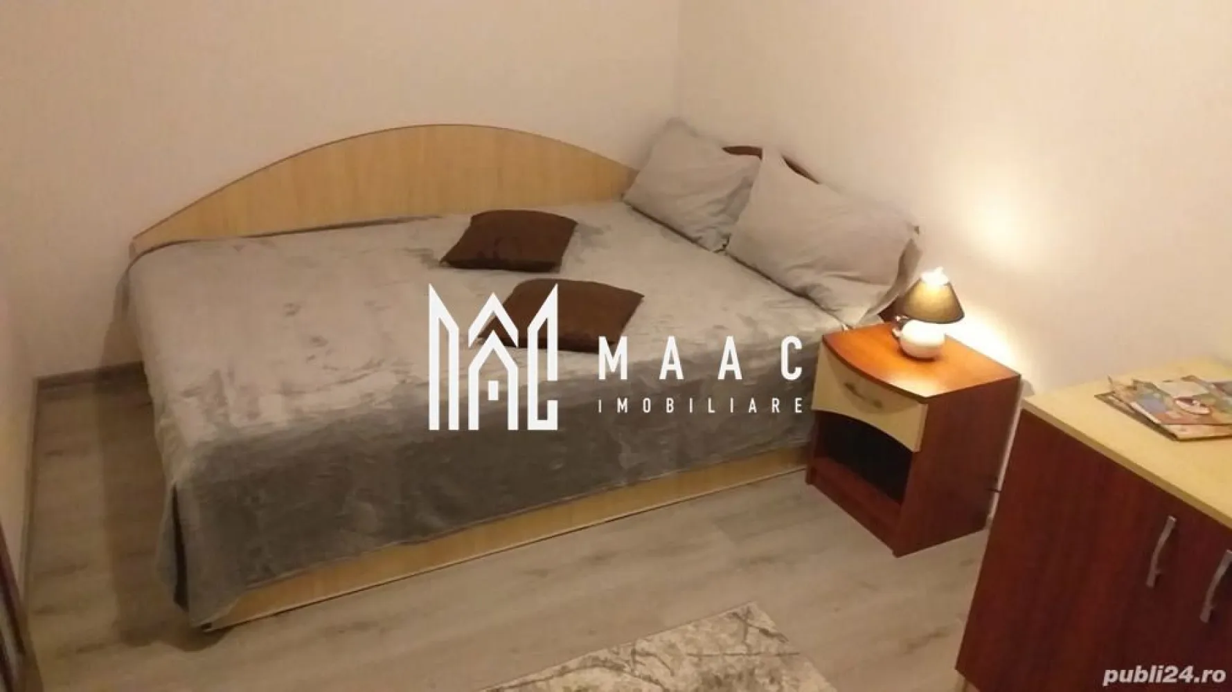 Apartament 3 camere | Etaj 3 | | 52 MPU | Vasile Aaron - MAAC Imobiliare va prezinta un apartament cu 3 camere situat în zona Vasile Aaron, la etajul 3. 

Caracteristici principale:
Locație: Zona Vasile Aaron
Etaj: 3/5 (ultimul etaj fiind mansardă)
Tip: Apartament cu 3 camere semidecomandat
Suprafața utilă: 52 mp.

Compartimentare:
Cameră de zi luminoasă
Bucătărie complet echipată
Hol de intrare
Baie modernă
Living spațios
Dormitor confortabil
Incalzire: Centrală termică proprie cu calorifere
Geamuri: Termopan, asigurând o izolație termică și fonică
Orientare: Sudică, ceea ce înseamnă lumină pe tot parcursul zilei
Izolație: Blocul este izolat termic, ceea ce contribuie la eficiența energetică și confortul termic al apartamentului.

Facilități suplimentare:
Mobilare și utilare: Apartamentul se vinde complet mobilat și utilat.

Localizare: Amplasat strategic, aproape de:
Piața din Vasile Aaron, pentru cumpărături zilnice
Stații de autobuz, asigurând acces rapid la transportul public
Magazine diverse
Școli și grădinițe, ideale pentru familii cu copii.

Pentru mai multe informații sau pentru a programa o vizionare, nu ezitați să ne contactați, specificand ID: CP2073725