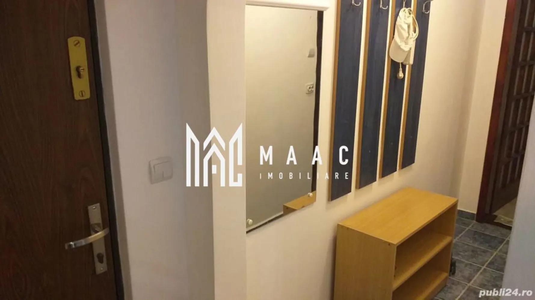 Apartament 3 camere | Etaj 3 | | 52 MPU | Vasile Aaron - MAAC Imobiliare va prezinta un apartament cu 3 camere situat în zona Vasile Aaron, la etajul 3. 

Caracteristici principale:
Locație: Zona Vasile Aaron
Etaj: 3/5 (ultimul etaj fiind mansardă)
Tip: Apartament cu 3 camere semidecomandat
Suprafața utilă: 52 mp.

Compartimentare:
Cameră de zi luminoasă
Bucătărie complet echipată
Hol de intrare
Baie modernă
Living spațios
Dormitor confortabil
Incalzire: Centrală termică proprie cu calorifere
Geamuri: Termopan, asigurând o izolație termică și fonică
Orientare: Sudică, ceea ce înseamnă lumină pe tot parcursul zilei
Izolație: Blocul este izolat termic, ceea ce contribuie la eficiența energetică și confortul termic al apartamentului.

Facilități suplimentare:
Mobilare și utilare: Apartamentul se vinde complet mobilat și utilat.

Localizare: Amplasat strategic, aproape de:
Piața din Vasile Aaron, pentru cumpărături zilnice
Stații de autobuz, asigurând acces rapid la transportul public
Magazine diverse
Școli și grădinițe, ideale pentru familii cu copii.

Pentru mai multe informații sau pentru a programa o vizionare, nu ezitați să ne contactați, specificand ID: CP2073725
