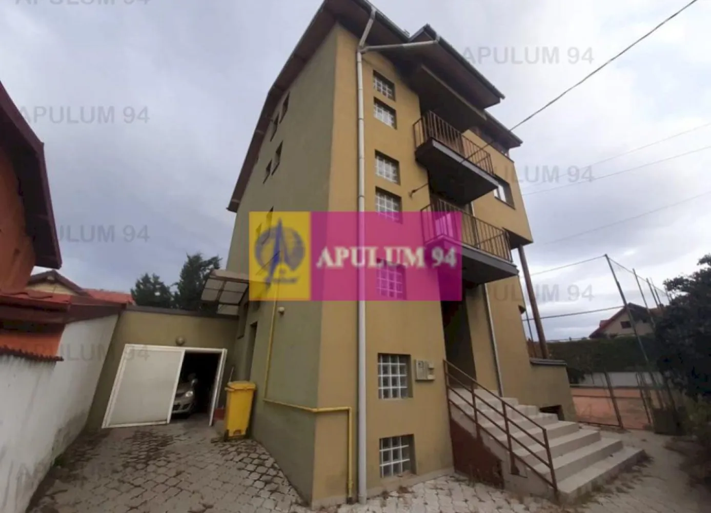 Vila Spatioasa Bucuresti Prelungirea Ghencea - Un vis implinit, o vila dispusa pe 5 nivele, Demisol+ Parter inalt+Etaj 1+ Etaj 2+ o Mansadra Spectacol. Imobilul beneficiaza de un teren de tenis de dimensiuni ATP (proprietarul este tenismen de performanta), de 2 garaje, toate utilitatile (apa, gaz, curent electric 230v si 400v, canalizare, garaj fantanta in casa) si este deservita de 2 centrale termice pe gaz de mare putere. Sunt 4 cai de acces pe partea de parter, intrarea principala, o intrare secundara din zona de garaj si alte 2 intrari din terasa, una prin bucatarie si cealalta prin salonul de la parter. Mai avem o a 5-a intrare in casa pe la demisol, prin curtea englezeasca spre terenul de tenis. In acest imobil s-a investit foarte mult, lucru pe care il veti observa usor la vizionare. Compartimentarea este exceptionala. Demisolul este accesat din zona de parter pe o scara interioara la capatul careia se afla fantana cu hidrofor folosita pentru a uda gradina si pentru uz menajer, demisolul dispune de 3 incaperi dintre care una este camera tehnica unde regasim o centrala de mare putere si unde se mai pot depozita diverse, mai avem un vestiar, o baie si o sala de antrenament spatioasa din care putem accesa intrarea de tip englez pe terenul de tenis. Pe o alta aripa a cladiri, din zona de terasa putem accesa alte doua incaperi de la demisol, au intrare separata si nu comunica celelelate 3 camere, deci doar pe partea de demisol avem 5 incaperi si o baie. La parter avem holul de intrare ce ne permite accesul spre scara ce duce la etajele superioare, spre un grup sanitar, spre bucataria spatioasa cu acces la cerdac (terasa acoperita) la care avem acces si din livingul tip Salon prevazul cu un balcon orientat spre terenul de tenis si in care urca si o scara interioara frumoasa ce ne permite accesul spre etajul intai. La etajul intai ne bucuram de 3 incaperi frumoase, doua destul de spatioase si una mai mica si mai calduroasa situata intre cele doua mai mari, dintre cele mari una este cu dimensiuni de salon si are o frumoasa absida pe care o vom reintalni si la etajul 2, casa avand un design foarte placut. La Etajul 2 avem 4 incaperi si un grup sanitar, aici regasim si a doua bucatarie care corespunde cu un balcon spatios de peste 7 mp, mai avem alte doua balcoane, dintre care unul de peste 10m, ambele deschisa si cu o vedere frumoasa spre terenul de tenis cel mare si spre apus cel mic, mansarda ne ofera si era 3 incaperi, doua mai mici care sunt deservite de un grup sanitar iar cea mare este spectaculoasa de-a dreptul, un open space vitrat, inalt si ce comunica cu un balcon tip belle view, cele doua incaperi mai mici sunt prevazute cu lucarne ce ofera de asemenea o vedere frumoasa dar si luminozitate incaperilor. Va astept cu drag la vizionare. Imobilul este excelent. Daniel, Apulum94.