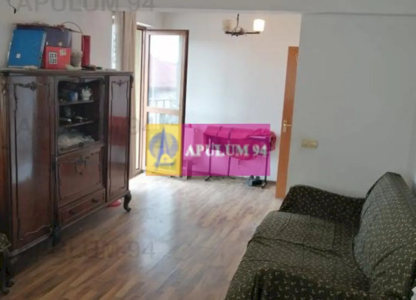 Vila Spatioasa Bucuresti Prelungirea Ghencea - Un vis implinit, o vila dispusa pe 5 nivele, Demisol+ Parter inalt+Etaj 1+ Etaj 2+ o Mansadra Spectacol. Imobilul beneficiaza de un teren de tenis de dimensiuni ATP (proprietarul este tenismen de performanta), de 2 garaje, toate utilitatile (apa, gaz, curent electric 230v si 400v, canalizare, garaj fantanta in casa) si este deservita de 2 centrale termice pe gaz de mare putere. Sunt 4 cai de acces pe partea de parter, intrarea principala, o intrare secundara din zona de garaj si alte 2 intrari din terasa, una prin bucatarie si cealalta prin salonul de la parter. Mai avem o a 5-a intrare in casa pe la demisol, prin curtea englezeasca spre terenul de tenis. In acest imobil s-a investit foarte mult, lucru pe care il veti observa usor la vizionare. Compartimentarea este exceptionala. Demisolul este accesat din zona de parter pe o scara interioara la capatul careia se afla fantana cu hidrofor folosita pentru a uda gradina si pentru uz menajer, demisolul dispune de 3 incaperi dintre care una este camera tehnica unde regasim o centrala de mare putere si unde se mai pot depozita diverse, mai avem un vestiar, o baie si o sala de antrenament spatioasa din care putem accesa intrarea de tip englez pe terenul de tenis. Pe o alta aripa a cladiri, din zona de terasa putem accesa alte doua incaperi de la demisol, au intrare separata si nu comunica celelelate 3 camere, deci doar pe partea de demisol avem 5 incaperi si o baie. La parter avem holul de intrare ce ne permite accesul spre scara ce duce la etajele superioare, spre un grup sanitar, spre bucataria spatioasa cu acces la cerdac (terasa acoperita) la care avem acces si din livingul tip Salon prevazul cu un balcon orientat spre terenul de tenis si in care urca si o scara interioara frumoasa ce ne permite accesul spre etajul intai. La etajul intai ne bucuram de 3 incaperi frumoase, doua destul de spatioase si una mai mica si mai calduroasa situata intre cele doua mai mari, dintre cele mari una este cu dimensiuni de salon si are o frumoasa absida pe care o vom reintalni si la etajul 2, casa avand un design foarte placut. La Etajul 2 avem 4 incaperi si un grup sanitar, aici regasim si a doua bucatarie care corespunde cu un balcon spatios de peste 7 mp, mai avem alte doua balcoane, dintre care unul de peste 10m, ambele deschisa si cu o vedere frumoasa spre terenul de tenis cel mare si spre apus cel mic, mansarda ne ofera si era 3 incaperi, doua mai mici care sunt deservite de un grup sanitar iar cea mare este spectaculoasa de-a dreptul, un open space vitrat, inalt si ce comunica cu un balcon tip belle view, cele doua incaperi mai mici sunt prevazute cu lucarne ce ofera de asemenea o vedere frumoasa dar si luminozitate incaperilor. Va astept cu drag la vizionare. Imobilul este excelent. Daniel, Apulum94.