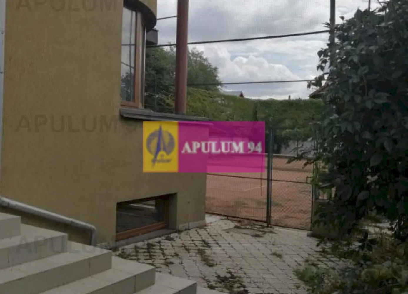 Vila Spatioasa Bucuresti Prelungirea Ghencea - Un vis implinit, o vila dispusa pe 5 nivele, Demisol+ Parter inalt+Etaj 1+ Etaj 2+ o Mansadra Spectacol. Imobilul beneficiaza de un teren de tenis de dimensiuni ATP (proprietarul este tenismen de performanta), de 2 garaje, toate utilitatile (apa, gaz, curent electric 230v si 400v, canalizare, garaj fantanta in casa) si este deservita de 2 centrale termice pe gaz de mare putere. Sunt 4 cai de acces pe partea de parter, intrarea principala, o intrare secundara din zona de garaj si alte 2 intrari din terasa, una prin bucatarie si cealalta prin salonul de la parter. Mai avem o a 5-a intrare in casa pe la demisol, prin curtea englezeasca spre terenul de tenis. In acest imobil s-a investit foarte mult, lucru pe care il veti observa usor la vizionare. Compartimentarea este exceptionala. Demisolul este accesat din zona de parter pe o scara interioara la capatul careia se afla fantana cu hidrofor folosita pentru a uda gradina si pentru uz menajer, demisolul dispune de 3 incaperi dintre care una este camera tehnica unde regasim o centrala de mare putere si unde se mai pot depozita diverse, mai avem un vestiar, o baie si o sala de antrenament spatioasa din care putem accesa intrarea de tip englez pe terenul de tenis. Pe o alta aripa a cladiri, din zona de terasa putem accesa alte doua incaperi de la demisol, au intrare separata si nu comunica celelelate 3 camere, deci doar pe partea de demisol avem 5 incaperi si o baie. La parter avem holul de intrare ce ne permite accesul spre scara ce duce la etajele superioare, spre un grup sanitar, spre bucataria spatioasa cu acces la cerdac (terasa acoperita) la care avem acces si din livingul tip Salon prevazul cu un balcon orientat spre terenul de tenis si in care urca si o scara interioara frumoasa ce ne permite accesul spre etajul intai. La etajul intai ne bucuram de 3 incaperi frumoase, doua destul de spatioase si una mai mica si mai calduroasa situata intre cele doua mai mari, dintre cele mari una este cu dimensiuni de salon si are o frumoasa absida pe care o vom reintalni si la etajul 2, casa avand un design foarte placut. La Etajul 2 avem 4 incaperi si un grup sanitar, aici regasim si a doua bucatarie care corespunde cu un balcon spatios de peste 7 mp, mai avem alte doua balcoane, dintre care unul de peste 10m, ambele deschisa si cu o vedere frumoasa spre terenul de tenis cel mare si spre apus cel mic, mansarda ne ofera si era 3 incaperi, doua mai mici care sunt deservite de un grup sanitar iar cea mare este spectaculoasa de-a dreptul, un open space vitrat, inalt si ce comunica cu un balcon tip belle view, cele doua incaperi mai mici sunt prevazute cu lucarne ce ofera de asemenea o vedere frumoasa dar si luminozitate incaperilor. Va astept cu drag la vizionare. Imobilul este excelent. Daniel, Apulum94.