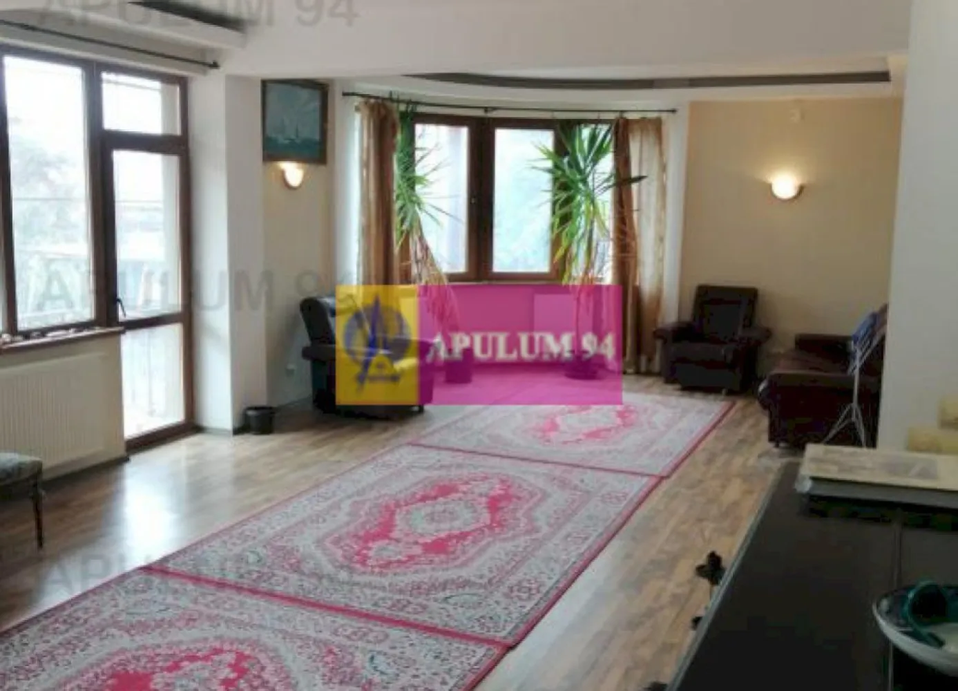 Vila Spatioasa Bucuresti Prelungirea Ghencea - Un vis implinit, o vila dispusa pe 5 nivele, Demisol+ Parter inalt+Etaj 1+ Etaj 2+ o Mansadra Spectacol. Imobilul beneficiaza de un teren de tenis de dimensiuni ATP (proprietarul este tenismen de performanta), de 2 garaje, toate utilitatile (apa, gaz, curent electric 230v si 400v, canalizare, garaj fantanta in casa) si este deservita de 2 centrale termice pe gaz de mare putere. Sunt 4 cai de acces pe partea de parter, intrarea principala, o intrare secundara din zona de garaj si alte 2 intrari din terasa, una prin bucatarie si cealalta prin salonul de la parter. Mai avem o a 5-a intrare in casa pe la demisol, prin curtea englezeasca spre terenul de tenis. In acest imobil s-a investit foarte mult, lucru pe care il veti observa usor la vizionare. Compartimentarea este exceptionala. Demisolul este accesat din zona de parter pe o scara interioara la capatul careia se afla fantana cu hidrofor folosita pentru a uda gradina si pentru uz menajer, demisolul dispune de 3 incaperi dintre care una este camera tehnica unde regasim o centrala de mare putere si unde se mai pot depozita diverse, mai avem un vestiar, o baie si o sala de antrenament spatioasa din care putem accesa intrarea de tip englez pe terenul de tenis. Pe o alta aripa a cladiri, din zona de terasa putem accesa alte doua incaperi de la demisol, au intrare separata si nu comunica celelelate 3 camere, deci doar pe partea de demisol avem 5 incaperi si o baie. La parter avem holul de intrare ce ne permite accesul spre scara ce duce la etajele superioare, spre un grup sanitar, spre bucataria spatioasa cu acces la cerdac (terasa acoperita) la care avem acces si din livingul tip Salon prevazul cu un balcon orientat spre terenul de tenis si in care urca si o scara interioara frumoasa ce ne permite accesul spre etajul intai. La etajul intai ne bucuram de 3 incaperi frumoase, doua destul de spatioase si una mai mica si mai calduroasa situata intre cele doua mai mari, dintre cele mari una este cu dimensiuni de salon si are o frumoasa absida pe care o vom reintalni si la etajul 2, casa avand un design foarte placut. La Etajul 2 avem 4 incaperi si un grup sanitar, aici regasim si a doua bucatarie care corespunde cu un balcon spatios de peste 7 mp, mai avem alte doua balcoane, dintre care unul de peste 10m, ambele deschisa si cu o vedere frumoasa spre terenul de tenis cel mare si spre apus cel mic, mansarda ne ofera si era 3 incaperi, doua mai mici care sunt deservite de un grup sanitar iar cea mare este spectaculoasa de-a dreptul, un open space vitrat, inalt si ce comunica cu un balcon tip belle view, cele doua incaperi mai mici sunt prevazute cu lucarne ce ofera de asemenea o vedere frumoasa dar si luminozitate incaperilor. Va astept cu drag la vizionare. Imobilul este excelent. Daniel, Apulum94.