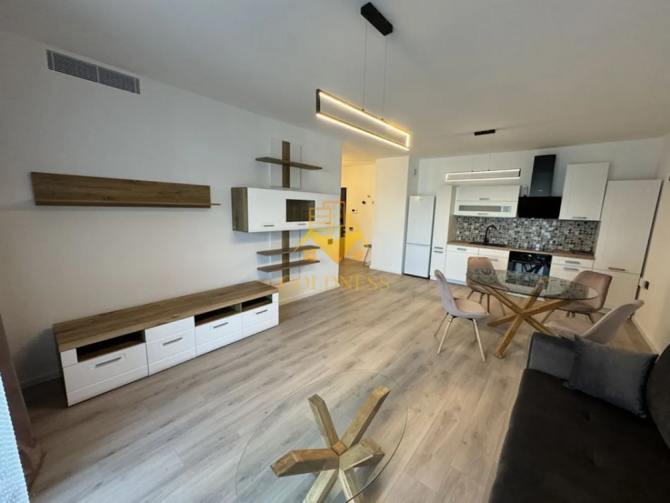 2 camere open space, Gara, Liberty Residence, Cartierul Iris, Parcare - GOLDNESS Imobiliare vă propune spre închiriere un apartament ultramodern cu 2 camere open space complet mobilat și utilat, la etajul 5 într-un imobil de 6 etaje, în Cartierul Iris.
Dispune de loc de parcare subterana!
Se află în apropierea stațiilor de transport în comun, magazine, restaurante, spații verzi, farmacii, etc. 

Apartamentul este compartimentat astfel:
 - dormitor cu pat matrimonial, dressing, noptiere, comoda TV
 - living cu bucatarie open space complet utilată, canapea extensibilă, loc de servit masa 
 - baie cu cabina de dus, calorifer port prosop și dulap pentru depozitare.
 - balcon 5MP

Imobilul este dotat cu toate cele necesare- centrală de loc, mașină de spălat haine, mașină de spălat vase, frigider, plită electrică, hotă, etc. 

Dacă sunteți interesați de acest apartament și doriți să îl vizionați, dar și pentru alte oferte nu ezitați să ne contactați telefonic sau prin e-mail. Vă stăm la dispoziție!