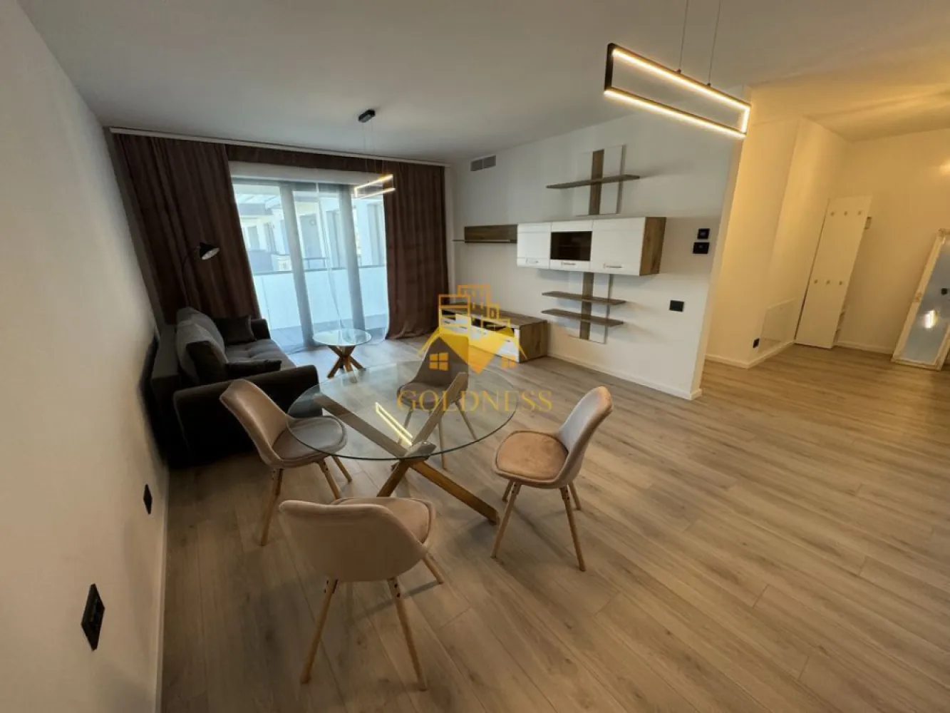 2 camere open space, Gara, Liberty Residence, Cartierul Iris, Parcare - GOLDNESS Imobiliare vă propune spre închiriere un apartament ultramodern cu 2 camere open space complet mobilat și utilat, la etajul 5 într-un imobil de 6 etaje, în Cartierul Iris.
Dispune de loc de parcare subterana!
Se află în apropierea stațiilor de transport în comun, magazine, restaurante, spații verzi, farmacii, etc. 

Apartamentul este compartimentat astfel:
 - dormitor cu pat matrimonial, dressing, noptiere, comoda TV
 - living cu bucatarie open space complet utilată, canapea extensibilă, loc de servit masa 
 - baie cu cabina de dus, calorifer port prosop și dulap pentru depozitare.
 - balcon 5MP

Imobilul este dotat cu toate cele necesare- centrală de loc, mașină de spălat haine, mașină de spălat vase, frigider, plită electrică, hotă, etc. 

Dacă sunteți interesați de acest apartament și doriți să îl vizionați, dar și pentru alte oferte nu ezitați să ne contactați telefonic sau prin e-mail. Vă stăm la dispoziție!