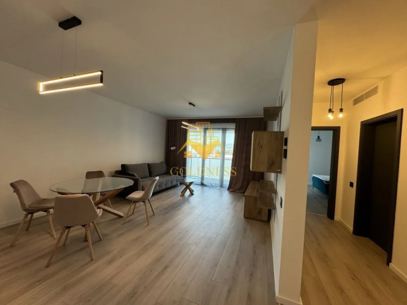 2 camere open space, Gara, Liberty Residence, Cartierul Iris, Parcare - GOLDNESS Imobiliare vă propune spre închiriere un apartament ultramodern cu 2 camere open space complet mobilat și utilat, la etajul 5 într-un imobil de 6 etaje, în Cartierul Iris.
Dispune de loc de parcare subterana!
Se află în apropierea stațiilor de transport în comun, magazine, restaurante, spații verzi, farmacii, etc. 

Apartamentul este compartimentat astfel:
 - dormitor cu pat matrimonial, dressing, noptiere, comoda TV
 - living cu bucatarie open space complet utilată, canapea extensibilă, loc de servit masa 
 - baie cu cabina de dus, calorifer port prosop și dulap pentru depozitare.
 - balcon 5MP

Imobilul este dotat cu toate cele necesare- centrală de loc, mașină de spălat haine, mașină de spălat vase, frigider, plită electrică, hotă, etc. 

Dacă sunteți interesați de acest apartament și doriți să îl vizionați, dar și pentru alte oferte nu ezitați să ne contactați telefonic sau prin e-mail. Vă stăm la dispoziție!