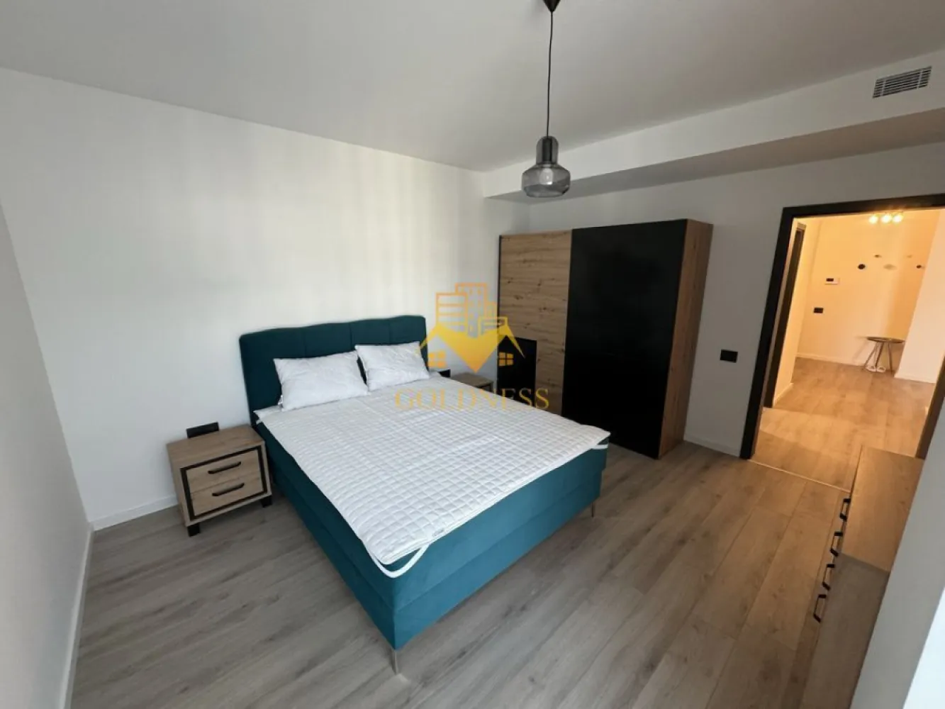 2 camere open space, Gara, Liberty Residence, Cartierul Iris, Parcare - GOLDNESS Imobiliare vă propune spre închiriere un apartament ultramodern cu 2 camere open space complet mobilat și utilat, la etajul 5 într-un imobil de 6 etaje, în Cartierul Iris.
Dispune de loc de parcare subterana!
Se află în apropierea stațiilor de transport în comun, magazine, restaurante, spații verzi, farmacii, etc. 

Apartamentul este compartimentat astfel:
 - dormitor cu pat matrimonial, dressing, noptiere, comoda TV
 - living cu bucatarie open space complet utilată, canapea extensibilă, loc de servit masa 
 - baie cu cabina de dus, calorifer port prosop și dulap pentru depozitare.
 - balcon 5MP

Imobilul este dotat cu toate cele necesare- centrală de loc, mașină de spălat haine, mașină de spălat vase, frigider, plită electrică, hotă, etc. 

Dacă sunteți interesați de acest apartament și doriți să îl vizionați, dar și pentru alte oferte nu ezitați să ne contactați telefonic sau prin e-mail. Vă stăm la dispoziție!