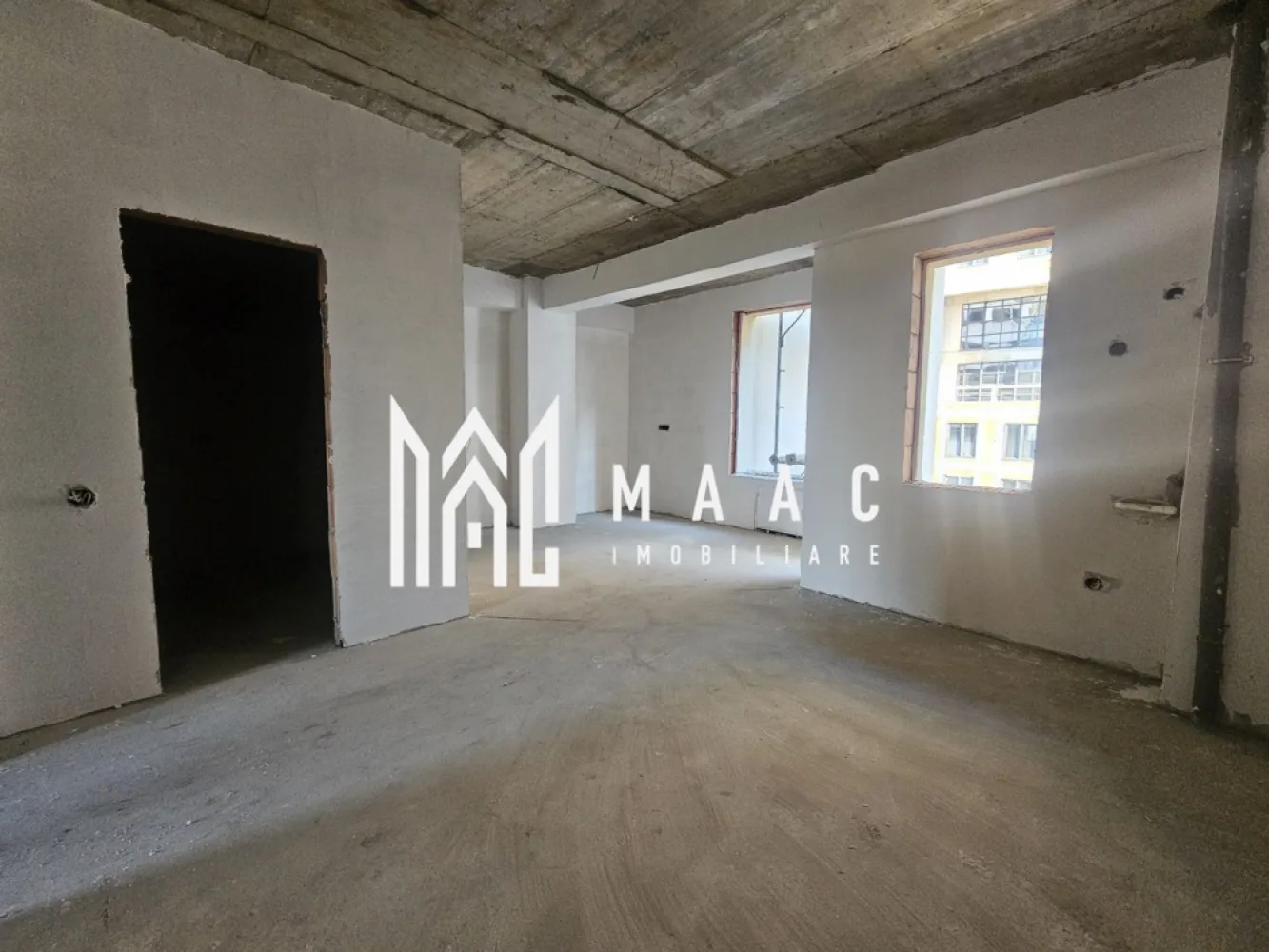 Garsoniera | Predare la cheie | 30.4 MPU | D. Stanca - Descoperă confortul urban într-o garsonieră spațioasă și luminoasă, situată într-un imobil nou din zona Doamna Stanca, una dintre cele mai dinamice și căutate zone rezidențiale ale orașului.

Detalii proprietate:

Suprafață utilă: 30.4 mp

Balcon: 2.4 mp

Etaj: 4 / 10

Loc de parcare inclus în preț

Garsoniera se livrează la cheie, oferind posibilitatea personalizării pardoselii după preferințele viitorului proprietar. Finisajele sunt moderne și de calitate superioară, iar dotările includ:

Încălzire în pardoseală pentru un confort termic sporit

Uși interioare și obiecte sanitare incluse

Pardoseală la alegere, în funcție de stilul dorit

Proprietatea se află în prezent la stadiul de gri, urmând ca predarea să se realizeze în ultima parte a acestui an sau la începutul anului viitor, în funcție de ritmul de execuție al dezvoltatorului.

Avantaje zonă:
Zona Doamna Stanca este apreciată pentru proximitatea față de centre comerciale, mijloace de transport și zone verzi — un loc ideal atât pentru locuit, cât și pentru investiție.

Preț avantajos pentru o garsonieră nouă, complet finisată și cu loc de parcare inclus.

Pentru mai multe detalii și programarea unei vizionări, contactează MAAC Imobiliare – partenerul tău de încredere în găsirea locuinței potrivite.
ID: CP2758246