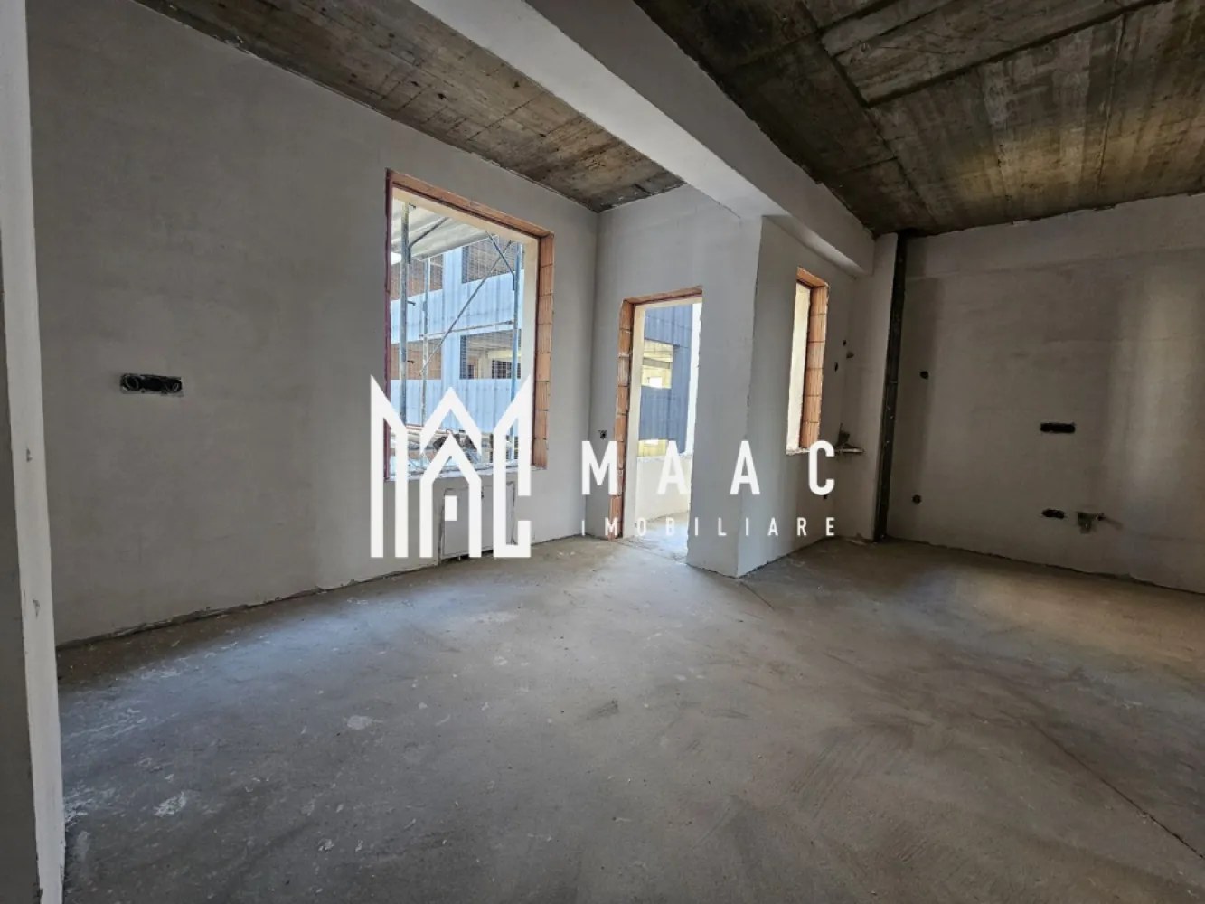 Garsoniera | Predare la cheie | 30.4 MPU | D. Stanca - Descoperă confortul urban într-o garsonieră spațioasă și luminoasă, situată într-un imobil nou din zona Doamna Stanca, una dintre cele mai dinamice și căutate zone rezidențiale ale orașului.

Detalii proprietate:

Suprafață utilă: 30.4 mp

Balcon: 2.4 mp

Etaj: 4 / 10

Loc de parcare inclus în preț

Garsoniera se livrează la cheie, oferind posibilitatea personalizării pardoselii după preferințele viitorului proprietar. Finisajele sunt moderne și de calitate superioară, iar dotările includ:

Încălzire în pardoseală pentru un confort termic sporit

Uși interioare și obiecte sanitare incluse

Pardoseală la alegere, în funcție de stilul dorit

Proprietatea se află în prezent la stadiul de gri, urmând ca predarea să se realizeze în ultima parte a acestui an sau la începutul anului viitor, în funcție de ritmul de execuție al dezvoltatorului.

Avantaje zonă:
Zona Doamna Stanca este apreciată pentru proximitatea față de centre comerciale, mijloace de transport și zone verzi — un loc ideal atât pentru locuit, cât și pentru investiție.

Preț avantajos pentru o garsonieră nouă, complet finisată și cu loc de parcare inclus.

Pentru mai multe detalii și programarea unei vizionări, contactează MAAC Imobiliare – partenerul tău de încredere în găsirea locuinței potrivite.
ID: CP2758246