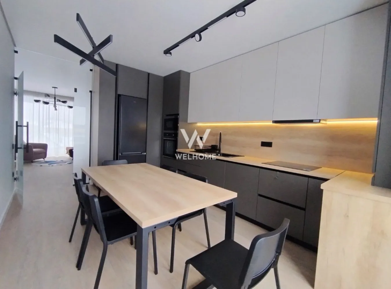 Apartament PREMIUM 3 camere cu parcare subterana - zona Centrala - Apartament NOU 3 camere cu VIEW deosebit - ansamblul Urban 42, Str. Lânii - Suprafața utilă: 85 mp + două terase generoase, ideale pentru relaxare. Imobil generos, luminos, situat într-o clădire deosebită, cu finisaje de calitate superioară. Apartamentul se află la etajul 3 din 4 al unei clădiri cu lift de ultimă generație. Compartimentat astfel: living generos și luminos, bucătărie separată - complet mobilată și echipată cu electrocasnice noi, două dormitoare, spații de depozitare, două băi, boxă la subsol, două terase. Apartamentul este dotat cu încălzire în pardoseală, aer condiționat, TV, mașină de spălat rufe, uscător. Situat intr-o zonă liniștită, stradă privată, aproape de centrul orasului cu acces facil la supermarket: Kaufland, Penny, Lidl, complexul comercial Cibinium (ING, Mândra, Bătrânul Sas etc.). Priveliște spectaculoasă spre centrul istoric și munți. Loc de parcare subteran + locuri pentru vizitatori. Disponibil din 16 februarie. Chirie lunara: 990 Euro+ garanție echivalentă cu 1,5 luni. Comision client: 50% din prima chirie Telefon: 0747639802 }}