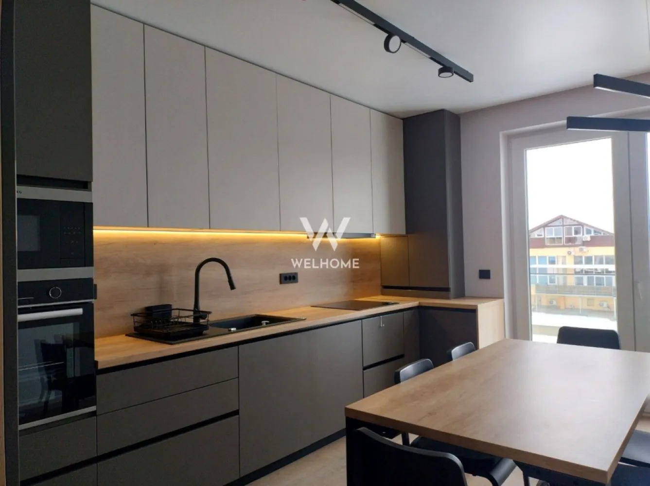 Apartament PREMIUM 3 camere cu parcare subterana - zona Centrala - Apartament NOU 3 camere cu VIEW deosebit - ansamblul Urban 42, Str. Lânii - Suprafața utilă: 85 mp + două terase generoase, ideale pentru relaxare. Imobil generos, luminos, situat într-o clădire deosebită, cu finisaje de calitate superioară. Apartamentul se află la etajul 3 din 4 al unei clădiri cu lift de ultimă generație. Compartimentat astfel: living generos și luminos, bucătărie separată - complet mobilată și echipată cu electrocasnice noi, două dormitoare, spații de depozitare, două băi, boxă la subsol, două terase. Apartamentul este dotat cu încălzire în pardoseală, aer condiționat, TV, mașină de spălat rufe, uscător. Situat intr-o zonă liniștită, stradă privată, aproape de centrul orasului cu acces facil la supermarket: Kaufland, Penny, Lidl, complexul comercial Cibinium (ING, Mândra, Bătrânul Sas etc.). Priveliște spectaculoasă spre centrul istoric și munți. Loc de parcare subteran + locuri pentru vizitatori. Disponibil din 16 februarie. Chirie lunara: 990 Euro+ garanție echivalentă cu 1,5 luni. Comision client: 50% din prima chirie Telefon: 0747639802 }}