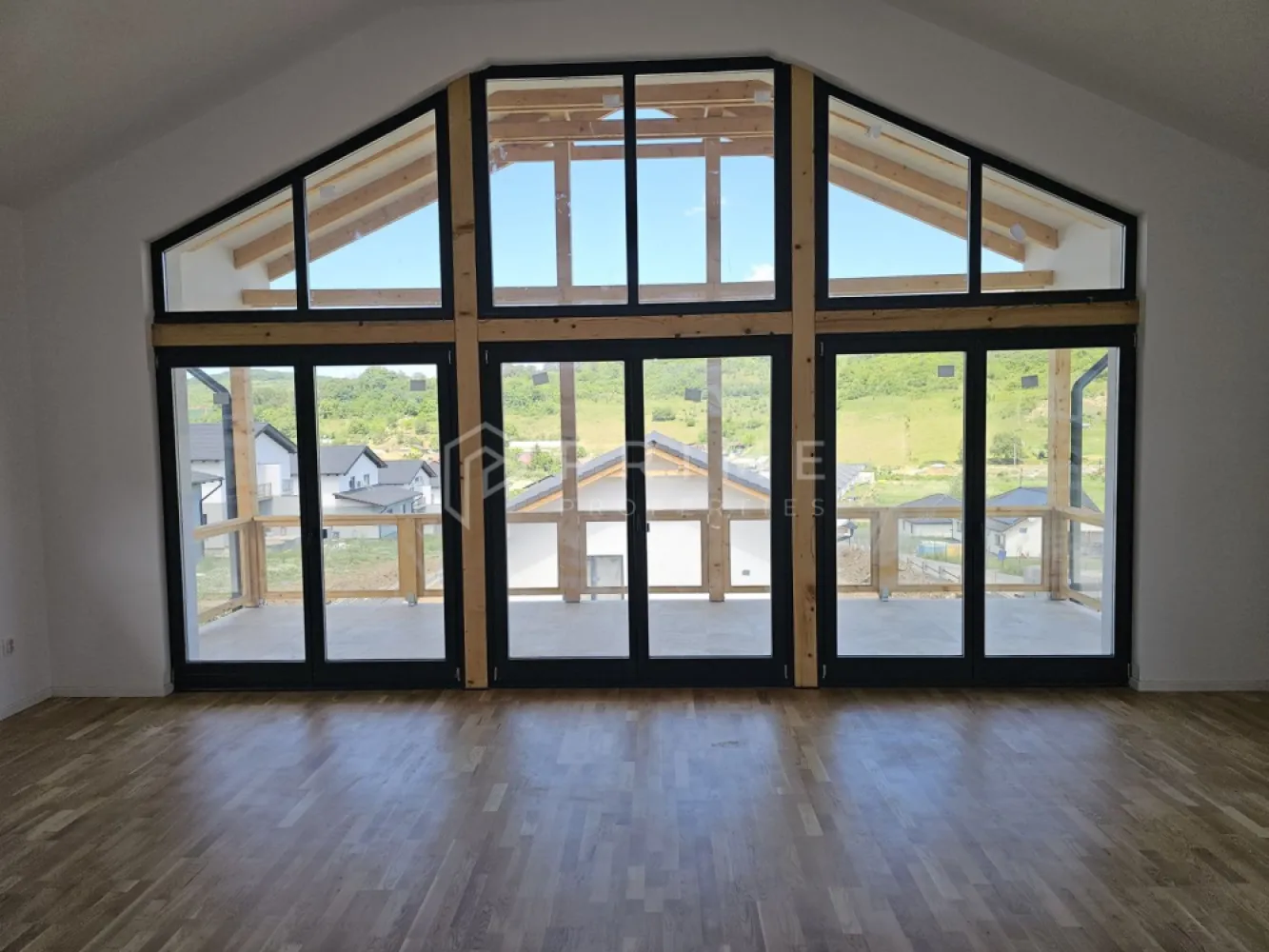 Vilă chalet modern cu perete panoramic de sticlă - Livezeni, Mureș