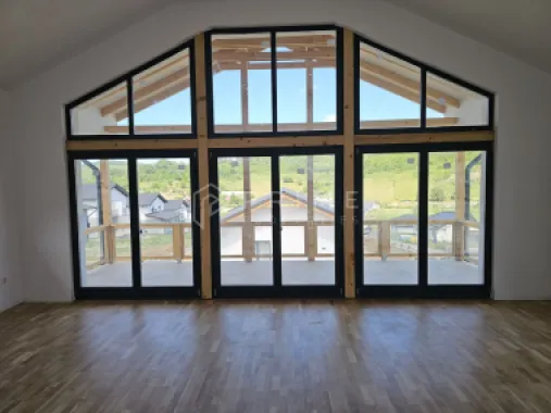 Vilă chalet modern cu perete panoramic de sticlă - Livezeni, Mureș
