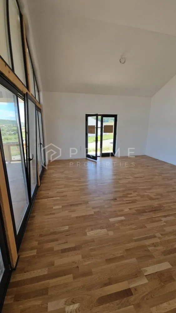 Vilă chalet modern cu perete panoramic de sticlă - Livezeni, Mureș