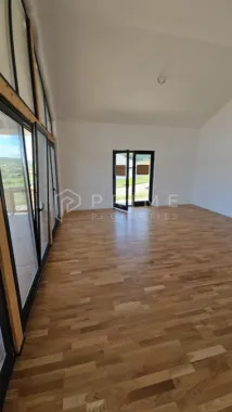 Vilă chalet modern cu perete panoramic de sticlă - Livezeni, Mureș