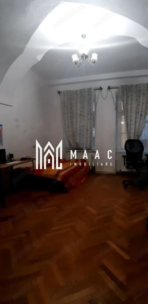 Apartament la casa I 2 camere I Ultracentral - MAAC Imobiliare vă propune spre vânzare un apartament la casă situat la parterul unui imobil cu un etaj, amplasat în Centrul Istoric al Sibiului, într-o zonă apreciată pentru arhitectura specifică și pentru accesul rapid către principalele puncte de interes ale orașului.

Locuința beneficiază de camere spațioase și tavane înalte, boltite, caracteristice clădirilor istorice din această zonă, oferind un ambient aparte și un potențial bun pentru amenajare sau investiție.

Compartimentarea apartamentului este următoarea:
-hol de acces
-bucătărie închisă cu ieșire proprie
-living
-dormitor
-baie cu vană

Proprietatea dispune de centrală termică proprie și calorifere, iar parchetul existent este bine păstrat. Camerele sunt mari și luminoase, iar structura locuinței permite reamenajarea spațiului în funcție de preferințe.

Spațiile aferente includ:
-magazie în curtea comună
-boxă în pivniță

Apartamentul necesită renovare sau modernizare, oferind posibilitatea personalizării și valorificării spațiului într-o zonă cu potențial ridicat.

Curtea comună este îngrijită, iar în imediata apropiere se află numeroase centre comerciale, culturale și istorice, restaurante și alte puncte de interes din centrul orașului.

Pentru mai multe detalii, vă rugăm să menționați telefonic că ați văzut anunțul cu CP2047087.