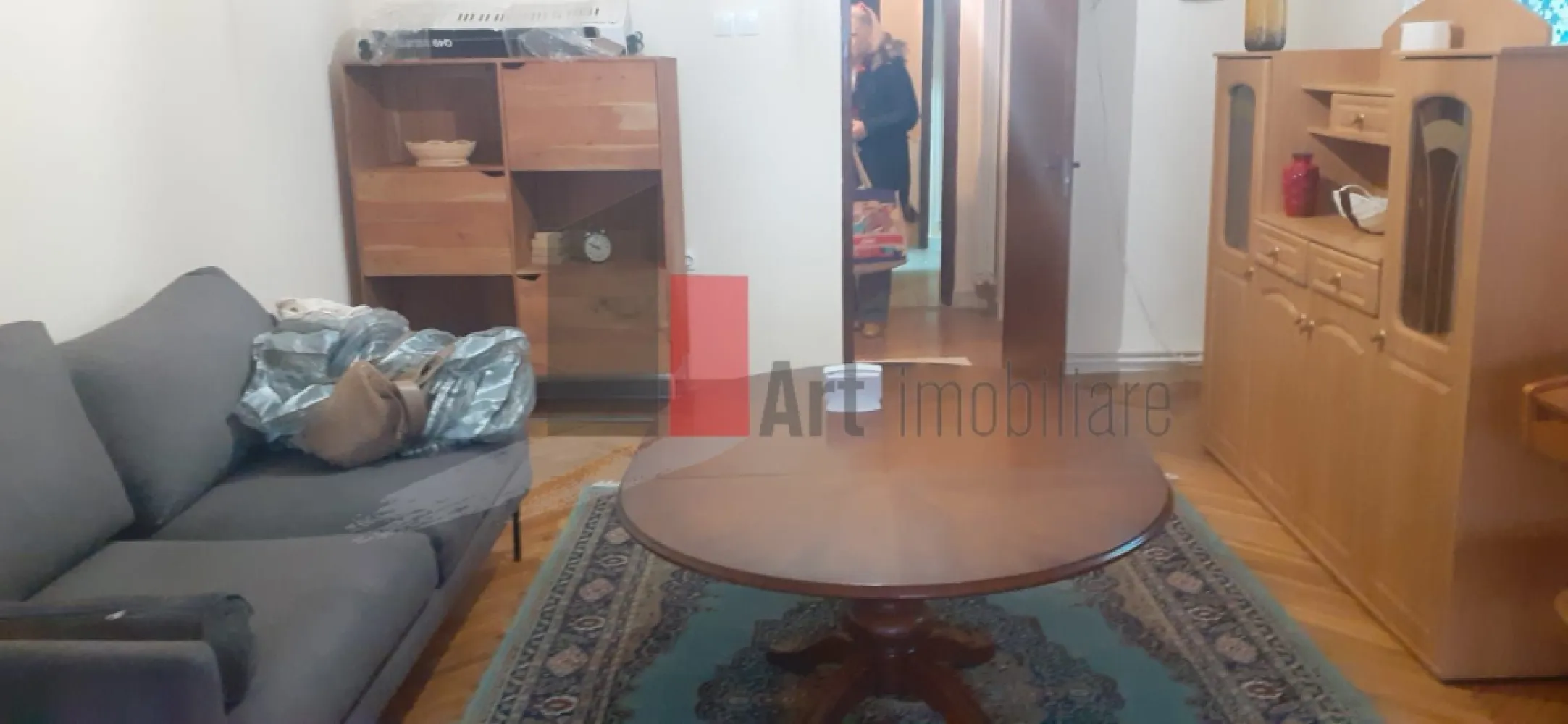 Casa individuala 1 mai - Va propunem spre inchiriere o casa cu 3 camere, 2 grupuri sanitare, mobilata si utilata aflata in zona 1 Mai la 5 minute de metrou, 

Casa are o curte proprie de 100mp, 2 locuri de parcare, unul in curte si unul in fata portii.

Se accepta de companie (pisicute), 

Pentru detalii sau vizionare va stam la dispozitie