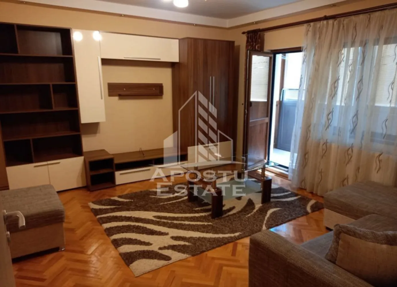 Apartament cu 3 camere, Complex Studentesc, Centrala Proprie, 2 bai - APOSTU ESTATE va propune spre inchiriere un apartament cu 3 camere situat la etajul 2, intr-un bloc cu regim de inaltime P+4, localizat in zona Complexul Studentesc.
Imobilul are o suprafata de 70 de mp compartimentarea fiind realizata astfel : 
- Hol de acces
- Bucatarie inchisa, mobilata si utilata.
- Living room luminos cu acces spre balcon.
- Dormitor matrimonial.
- Dormitor secundar.
- Baie principala cu cada.
- Baie secundara.
Vecinatati:
- Facultatea de Drept.
- Colegiul national de arta.
- Universitatea de Vest.
- Transport in comun.

Confortul termic este asigurat prin intermediul centralei proprii, incalzirea fiind realizata prin calorifere.
Apartamentul dispune si de o unitate de aer conditionat.

Va asteptam cu drag la o vizionare!
ID: CP1902747
