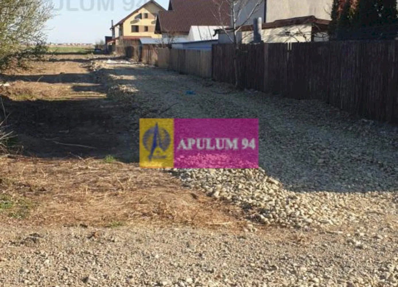 Gulia, lot de casa 528 mp, cu utilități în apropiere - În partea nord-vestică a Bucurestiului, în localitatea Gulia, în apropierea pădurii, intr-o zonă rezidențială nouă. Terenul este intravilan curti-constructii si are 528 mp, cu 22 m front stradal + 80 mp cota indiviză de drum. Curent, gaze, apă si canalizare la 130 m. Pret 16.000 EUR, comision 0
