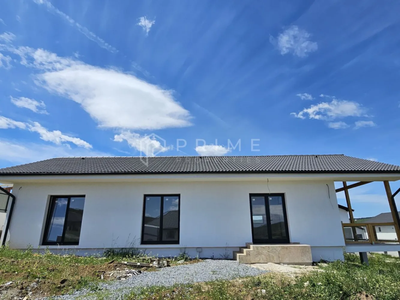 Vilă chalet modern cu perete panoramic de sticlă - Livezeni, Mureș