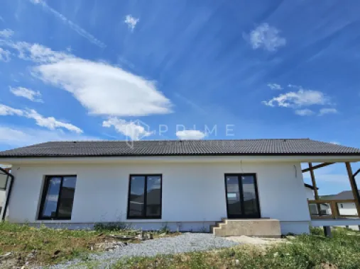 Vilă chalet modern cu perete panoramic de sticlă - Livezeni, Mureș