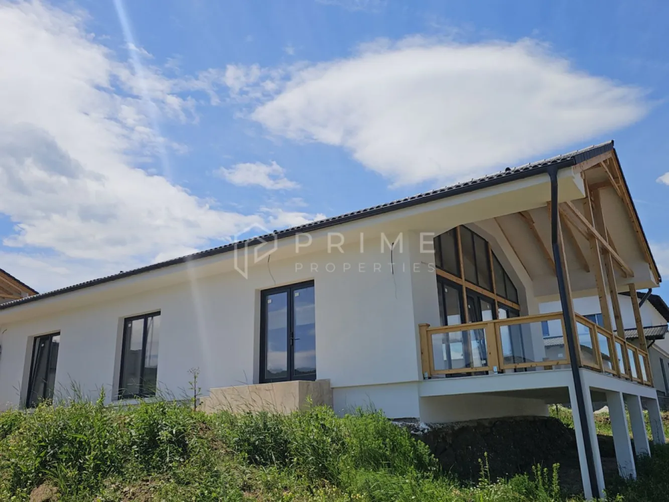 Vilă chalet modern cu perete panoramic de sticlă - Livezeni, Mureș