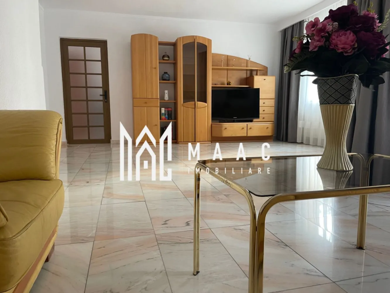 Apartament 3 camere | Central | Parcare privată I Sub Arini - MAAC Imobiliare vă propune spre închirieie un apartament spațios, cu 3 camere, situat într-o zonă centrală de pe Bulevardul Victoriei, care beneficiază de acces facil spre punctele de interes turistic. Compartimentarea imobilului: -Hol generos de acces -Bucătărie mobilată și utilată -Sufragerie spațioasă dotată cu TV -2 dormitoare, unul matrimoniale și unul dotat cu birou, perfect pentru studiu -2 băi -2 balcoane cu acces din sufragerie Suprafața utilă este de 90 mp Imobilul beneficiază de parcare privată, securizată, cu acces restricționat prin barieră cu telecomandă și de o boxă de 9 mp la subsolul blocului. Nu se acceptă animale de companie Se percepe o garanție în cuantumul unei luni de chirie Pentru mai multe detalii, specificați anunțul cu CP2887771. }}