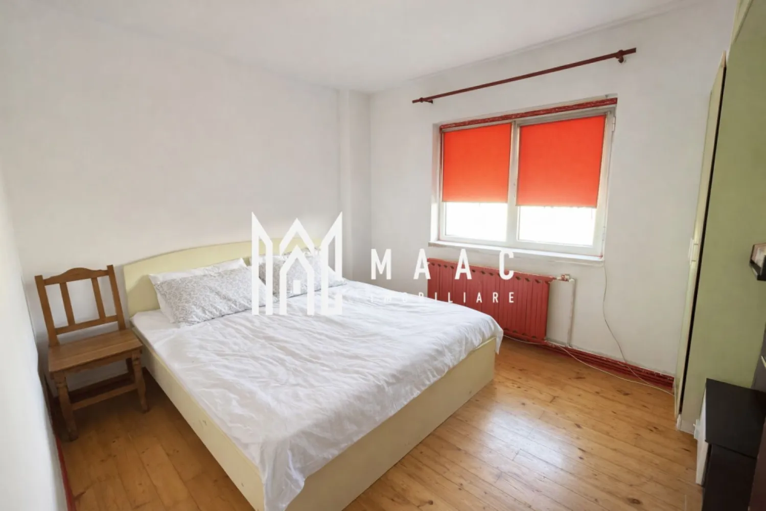 Apartament 2 camere | Decomandat | Lift | Intermediar | Mihai Viteazul - Maac Imobiliare prezintă spre vânzare un apartament decomandat cu 2 camere, situat pe Bulevardul Mihai Viteazul, într-una dintre cele mai bune zone din Sibiu. Locația este excelentă, aproape de Biserica Înălțarea Domnului și Sfântul Ierarh Nicolae, universități, centre comerciale, magazine , cafenele, terase, farmacii și stații de autobuz, toate accesibile fără a depinde de mașină. Detalii apartament: Suprafață utilă: 48mp Balcon închis cu termopan de aprox. 4 mp, acces din living Etaj intermediar: 4 din 8, bloc cu lift modernizat Bloc izolat termic și întreținut foarte bine Centrală termică nouă, geamuri termopan Apartament renovat ultima dată acum 10 ani, necesită modernizare după preferințe Debară pe hol pentru depozitare Avantaje: Locație liniștită, cu vedere pe partea din spate a blocului, ferit de trafic și agitație Acces rapid la toate facilitățile orașului Posibilitate de amenajare modernă după bunul plac Pentru mai multe detalii precizati telefonic ca ati vazut anuntul cu ID: CP2850886 }}