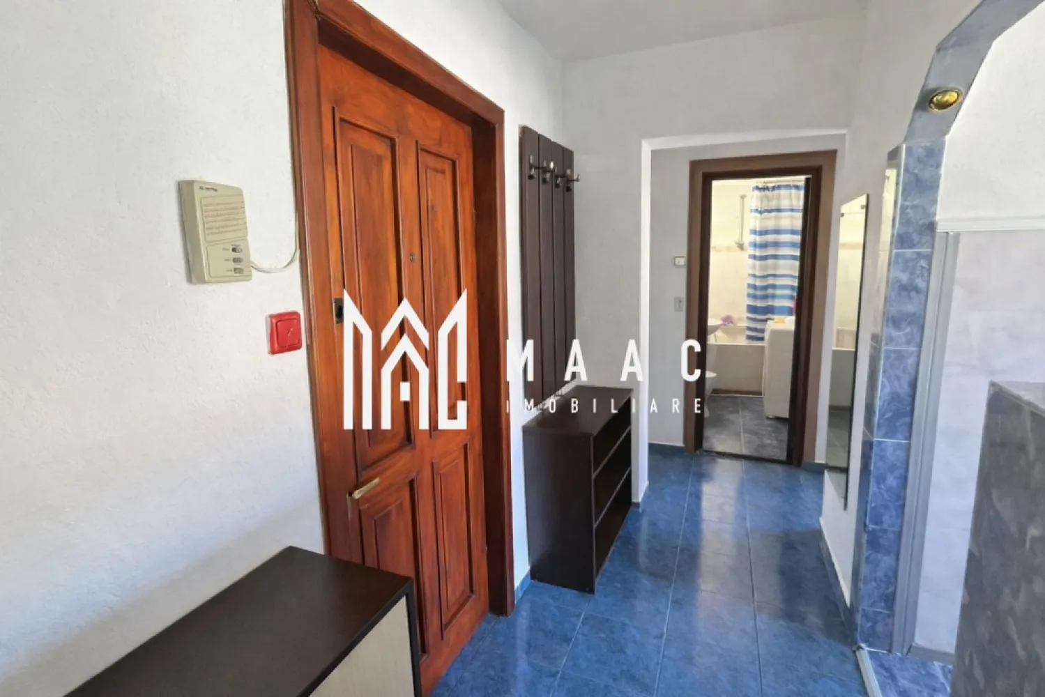 Apartament 2 camere | Decomandat | Lift | Intermediar | Mihai Viteazul - Maac Imobiliare prezintă spre vânzare un apartament decomandat cu 2 camere, situat pe Bulevardul Mihai Viteazul, într-una dintre cele mai bune zone din Sibiu. Locația este excelentă, aproape de Biserica Înălțarea Domnului și Sfântul Ierarh Nicolae, universități, centre comerciale, magazine , cafenele, terase, farmacii și stații de autobuz, toate accesibile fără a depinde de mașină. Detalii apartament: Suprafață utilă: 48mp Balcon închis cu termopan de aprox. 4 mp, acces din living Etaj intermediar: 4 din 8, bloc cu lift modernizat Bloc izolat termic și întreținut foarte bine Centrală termică nouă, geamuri termopan Apartament renovat ultima dată acum 10 ani, necesită modernizare după preferințe Debară pe hol pentru depozitare Avantaje: Locație liniștită, cu vedere pe partea din spate a blocului, ferit de trafic și agitație Acces rapid la toate facilitățile orașului Posibilitate de amenajare modernă după bunul plac Pentru mai multe detalii precizati telefonic ca ati vazut anuntul cu ID: CP2850886 }}