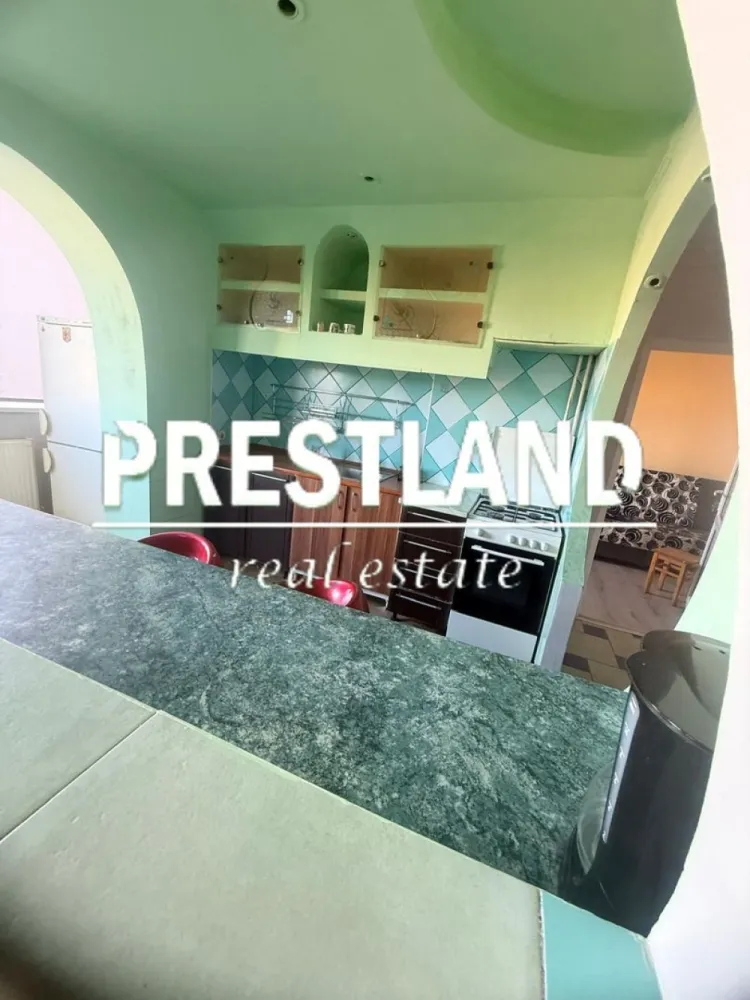 Apartament 3 camere, et.2 zona Terezian !! - Apartament cu 3 camere, zona Terezian compus din 2 dormitoare, bucătarie, baie cu geam și balcon inchis în termpoan.

Acesta se predă la cheie, utilat dotat si dispune de 1 loc de parcare !!

- utilități: curent electric, apa, canalizare, gaz;

- contorizare: apometre, contor gaz, contor curent electric;

- izolații: interior, exterior.

Caracteristicile acestui apartament privind performanta energetica sunt :

- clasa energetica: B.

-consumul total specific de energie primara: 

-indicele de emisii echivalent CO2: 

-consum anual specific de energie din surse regenerabile: 0.

Oferim clienților următoarele servicii:

- consultanta obținere credite bancare;

- servicii notariat;

- servicii de topografie(schiță, releveu);

- certificate energetice imobile;

- asigurări;

- servicii de evaluare;

- consultanta juridica;

Tip apartament
Apartament