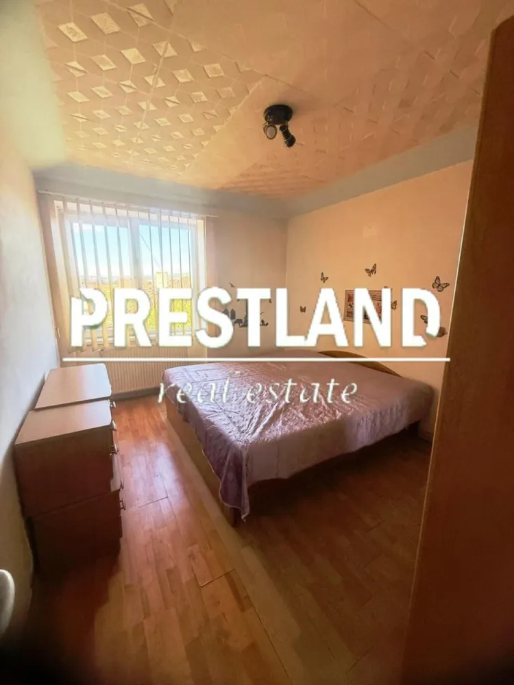 Apartament 3 camere, et.2 zona Terezian !! - Apartament cu 3 camere, zona Terezian compus din 2 dormitoare, bucătarie, baie cu geam și balcon inchis în termpoan.

Acesta se predă la cheie, utilat dotat si dispune de 1 loc de parcare !!

- utilități: curent electric, apa, canalizare, gaz;

- contorizare: apometre, contor gaz, contor curent electric;

- izolații: interior, exterior.

Caracteristicile acestui apartament privind performanta energetica sunt :

- clasa energetica: B.

-consumul total specific de energie primara: 

-indicele de emisii echivalent CO2: 

-consum anual specific de energie din surse regenerabile: 0.

Oferim clienților următoarele servicii:

- consultanta obținere credite bancare;

- servicii notariat;

- servicii de topografie(schiță, releveu);

- certificate energetice imobile;

- asigurări;

- servicii de evaluare;

- consultanta juridica;

Tip apartament
Apartament