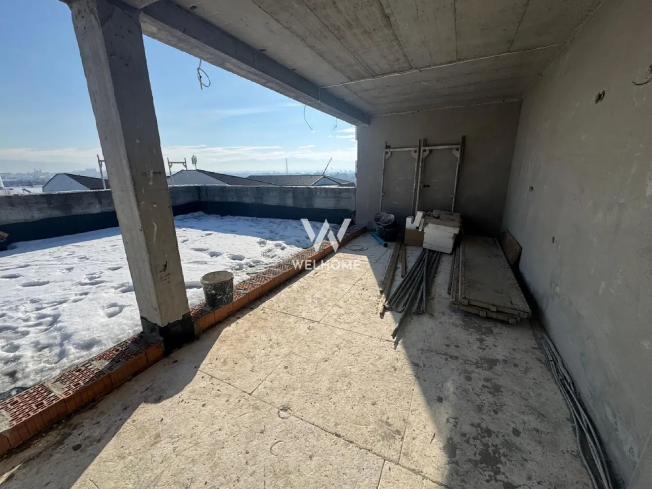 Penthouse 3 camere TERASA PANORAMICA, Lacul lui Binder, Sibiu - Va prezentam un apartament de tip penthouse, cu o terasa absolut superba. Suprafata utila : 76.6 mp Compartimentare: hol cu acces in livingul open space cu bucataria, baie, 2 dormitoare, unul cu baie proprie. Terasa 90 mp utili, partial acoperita Predare la stadiul de alb : geamuri si usa termopan 3 foi de sticla, pereti tencuiti si gletuiti, sapa elicopterizata, centrala, incalzire in pardoseala instalatii electrice, termice si sanitare. Loc de parcare inclus în preț, cu posibilitatea achiziționării unui al doilea loc (în funcție de disponibilitate). Termen de predare: iulie 2026 Pret : 224.000 euro Tva inclus COMISION ZERO Detalii si vizionari: 0752.088.381- Roxana Merita vazut! Terasa panoramica asupra orasului. Posibilitate de finisare la cheie, contracost }}