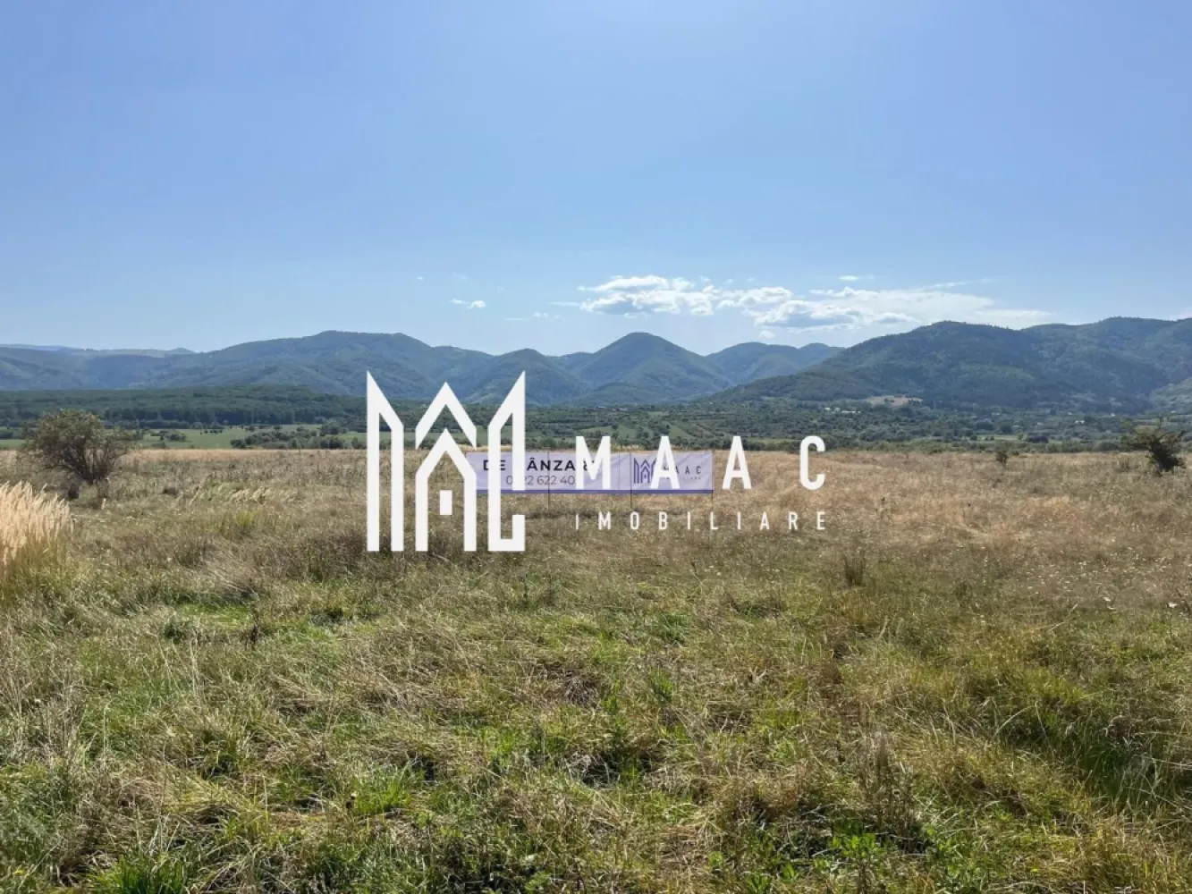 Teren extravilan | 7.800 mp | Saliste - MAAC Imobiliare vă propune spre vânzare un teren cu suprafața totală de 7.800 mp, situat în sat Săcel, oraș Săliște, cu amplasare directă la Drumul Național, beneficiind astfel de vizibilitate excelentă și acces facil. Proprietatea reprezintă o oportunitate pentru investiție, având deschidere la arteră principală și poziționare strategică într-o zonă cu potențial de dezvoltare.

Terenul este compus din două parcele distincte, configurate astfel:
-prima parcelă are o suprafață de 2.200 mp și o deschidere de 10 m
-a doua parcelă are o suprafață de 5.600 mp și o deschidere de 25 m

Amplasarea la Drumul Național conferă proprietății accesibilitate ridicată și expunere optimă, aspecte importante pentru diverse tipuri de investiții. Suprafața totală de 7.800 mp și fronturile stradale permit valorificarea eficientă a terenului, în funcție de necesități.

Pentru mai multe informații, vă rugăm să menționați numărul CP1793262 la telefon.