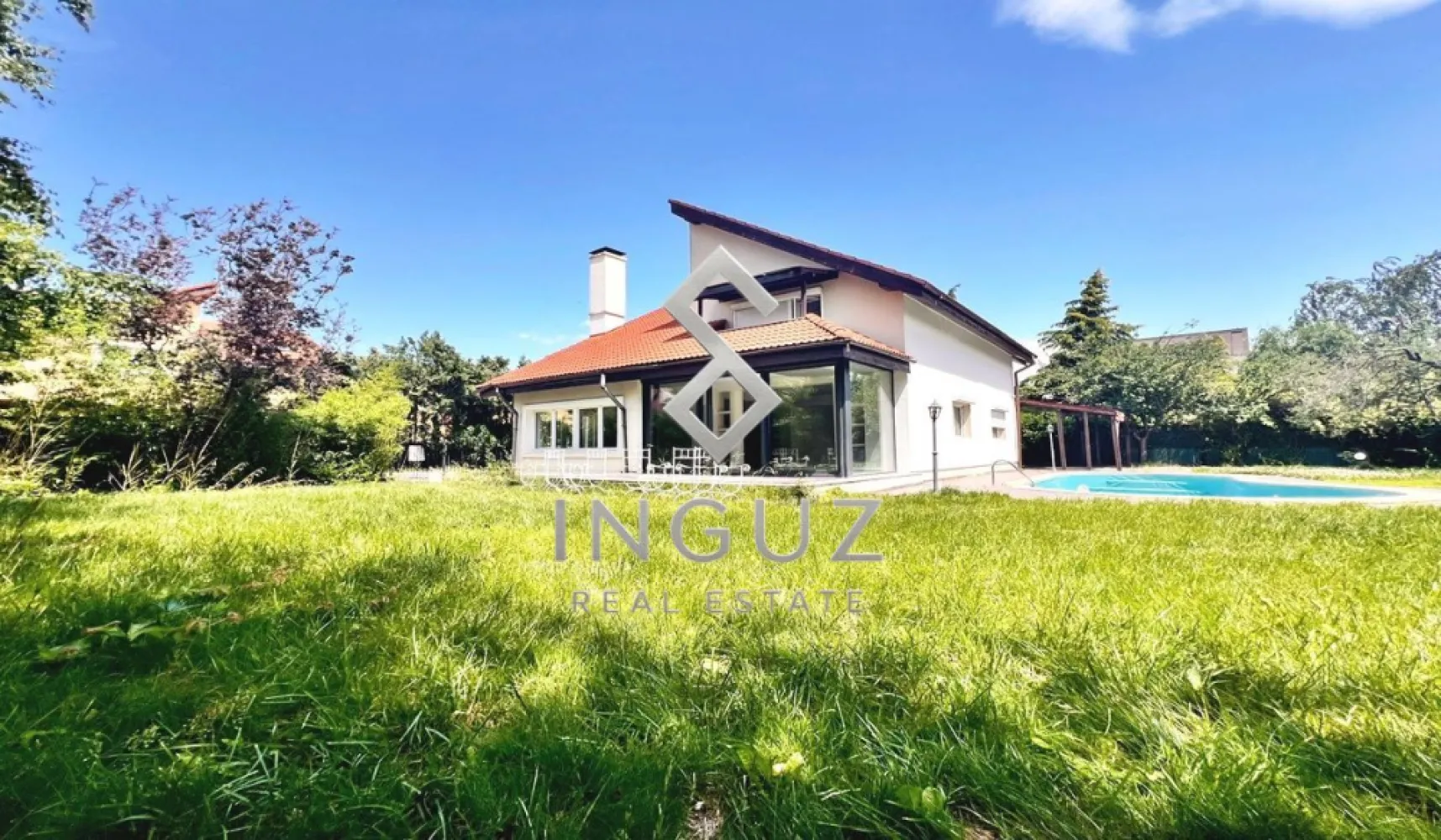 VILĂ DE LUX DE ÎNCHIRIAT | PIPERA – VOLUNTARI | PISCINĂ PRIVATĂ - VILĂ DE LUX DE ÎNCHIRIAT | PIPERA – VOLUNTARI | PISCINĂ PRIVATĂ

Preț: 2.450 € / lună

Vilă complet renovată, situată într-una dintre cele mai exclusiviste și liniștite zone din nordul Bucureștiului – Pipera, Voluntari. Ideală pentru familii sau expați care își doresc confort, intimitate și acces rapid către principalele puncte de interes ale orașului.

DETALII PROPRIETATE

• Teren: 900 mp
• Suprafață construită: aprox. 320 mp
• 4 dormitoare
• 3 băi
• Living generos și zonă de dining
• Bucătărie complet utilată
• Dressing (Walk-in Closet)
• 2 terase
• Cameră multifuncțională la mansardă (40 mp)

PUNCTE FORTE

• Complet renovată
• Nemobilată (bucătărie echipată)
• Aer condiționat în toate camerele
• Piscină privată
• Grădină spațioasă și intimă
• 4 locuri de parcare
• Zonă sigură și foarte liniștită

LOCALIZARE

• Aproape de școlile internaționale din Pipera
• La câteva minute de Pipera Business District
• Acces rapid către Aeroportul Henri Coandă
• În apropierea restaurantelor, supermarketurilor și centrelor comerciale

COMISION AGENȚIE: 50%

---

فيلا فاخرة للإيجار | بيبيرا – فولونتاري | مسبح خاص

السعر: 2,450 يورو شهرياً

فيلا مجددة بالكامل تقع في واحدة من أرقى مناطق شمال بوخارست، وتوفر مزيجاً مثالياً من الراحة، الخصوصية والموقع المميز.

تفاصيل العقار

• مساحة الأرض: 900 متر مربع
• المساحة المبنية: حوالي 320 متر مربع
• 4 غرف نوم
• 3 حمامات
• صالون واسع مع منطقة طعام
• مطبخ مجهز بالكامل
• غرفة ملابس (Walk-in Closet)
• شرفتان
• غرفة متعددة الاستخدامات في الطابق العلوي

المميزات

• مجددة بالكامل
• غير مفروشة (المطبخ مجهز بالكامل)
• تكييف في جميع الغرف
• مسبح خاص
• حديقة واسعة
• 4 مواقف سيارات
• منطقة هادئة وآمنة

الموقع

• بالقرب من المدارس الدولية في بيبيرا
• قريب من منطقة الأعمال Pipera Business District
• سهولة الوصول إلى مطار هنري كواندا
• قريب من المطاعم والمقاهي ومراكز التسوق

عمولة المكتب: 50%

Inguz Real Estate
📱 +40 774 017 567
📱 +40 724 922 092
✉️ [info@inguzrealestate.com](mailto:info@inguzrealestate.com)