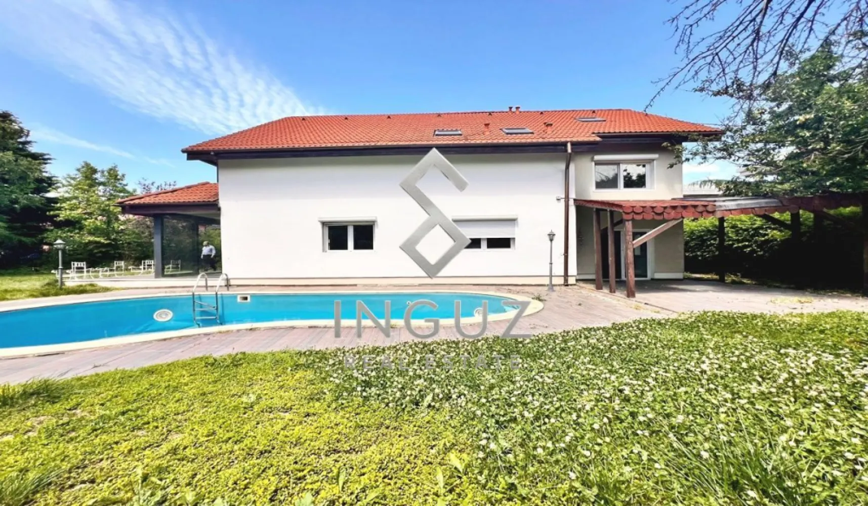 VILĂ DE LUX DE ÎNCHIRIAT | PIPERA – VOLUNTARI | PISCINĂ PRIVATĂ - VILĂ DE LUX DE ÎNCHIRIAT | PIPERA – VOLUNTARI | PISCINĂ PRIVATĂ

Preț: 2.450 € / lună

Vilă complet renovată, situată într-una dintre cele mai exclusiviste și liniștite zone din nordul Bucureștiului – Pipera, Voluntari. Ideală pentru familii sau expați care își doresc confort, intimitate și acces rapid către principalele puncte de interes ale orașului.

DETALII PROPRIETATE

• Teren: 900 mp
• Suprafață construită: aprox. 320 mp
• 4 dormitoare
• 3 băi
• Living generos și zonă de dining
• Bucătărie complet utilată
• Dressing (Walk-in Closet)
• 2 terase
• Cameră multifuncțională la mansardă (40 mp)

PUNCTE FORTE

• Complet renovată
• Nemobilată (bucătărie echipată)
• Aer condiționat în toate camerele
• Piscină privată
• Grădină spațioasă și intimă
• 4 locuri de parcare
• Zonă sigură și foarte liniștită

LOCALIZARE

• Aproape de școlile internaționale din Pipera
• La câteva minute de Pipera Business District
• Acces rapid către Aeroportul Henri Coandă
• În apropierea restaurantelor, supermarketurilor și centrelor comerciale

COMISION AGENȚIE: 50%

---

فيلا فاخرة للإيجار | بيبيرا – فولونتاري | مسبح خاص

السعر: 2,450 يورو شهرياً

فيلا مجددة بالكامل تقع في واحدة من أرقى مناطق شمال بوخارست، وتوفر مزيجاً مثالياً من الراحة، الخصوصية والموقع المميز.

تفاصيل العقار

• مساحة الأرض: 900 متر مربع
• المساحة المبنية: حوالي 320 متر مربع
• 4 غرف نوم
• 3 حمامات
• صالون واسع مع منطقة طعام
• مطبخ مجهز بالكامل
• غرفة ملابس (Walk-in Closet)
• شرفتان
• غرفة متعددة الاستخدامات في الطابق العلوي

المميزات

• مجددة بالكامل
• غير مفروشة (المطبخ مجهز بالكامل)
• تكييف في جميع الغرف
• مسبح خاص
• حديقة واسعة
• 4 مواقف سيارات
• منطقة هادئة وآمنة

الموقع

• بالقرب من المدارس الدولية في بيبيرا
• قريب من منطقة الأعمال Pipera Business District
• سهولة الوصول إلى مطار هنري كواندا
• قريب من المطاعم والمقاهي ومراكز التسوق

عمولة المكتب: 50%

Inguz Real Estate
📱 +40 774 017 567
📱 +40 724 922 092
✉️ [info@inguzrealestate.com](mailto:info@inguzrealestate.com)