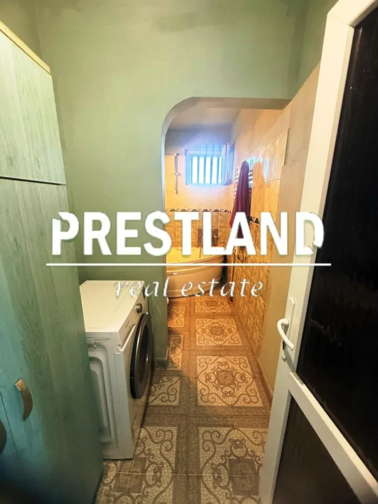 Apartament 3 camere, et.2 zona Terezian !! - Apartament cu 3 camere, zona Terezian compus din 2 dormitoare, bucătarie, baie cu geam și balcon inchis în termpoan.

Acesta se predă la cheie, utilat dotat si dispune de 1 loc de parcare !!

- utilități: curent electric, apa, canalizare, gaz;

- contorizare: apometre, contor gaz, contor curent electric;

- izolații: interior, exterior.

Caracteristicile acestui apartament privind performanta energetica sunt :

- clasa energetica: B.

-consumul total specific de energie primara: 

-indicele de emisii echivalent CO2: 

-consum anual specific de energie din surse regenerabile: 0.

Oferim clienților următoarele servicii:

- consultanta obținere credite bancare;

- servicii notariat;

- servicii de topografie(schiță, releveu);

- certificate energetice imobile;

- asigurări;

- servicii de evaluare;

- consultanta juridica;

Tip apartament
Apartament