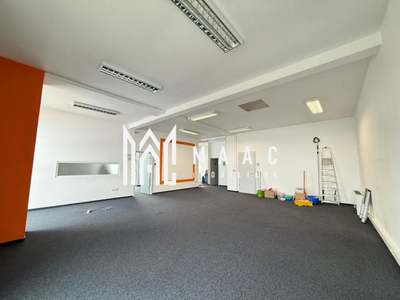 Spatiu comercial I 359 mp I 2 etaje I zona Shopping City - MAAC IMOBILIARE pune la dispoziție, spre închiriere, 2 din etajele unui imobil situat la intrarea in oras, in apropierea Shopping City . Conceputa pentru a susține activități comerciale și de servicii la standarde profesionale ridicate, proprietatea se adresează companiilor care își doresc un spațiu reprezentativ, adaptabil și eficient din punct de vedere operațional. Constructia, cu o configurație funcțională și flexibilă permite organizarea spațiilor în funcție de specificul fiecărui business, fie că vorbim de retail, servicii, birouri sau activități conexe. Se inchiriaza toata suprafata ( 359 mp) sau portionat, pe niveluri (etajul 1- suprafata de 226 mp si etajul 2- cca 133 mp). Ambele etaje au toalete si bucatarie mobilata/utilata. Cladirea -acces cu cartela; interfon; avizata de Pompieri. Incalzirea - ventiloconvectoare pe curent; centrala pe gaz. Aer conditionat. Curent trifazic. Spațiul este ideal pentru: Retail premium / showroom Spații de servicii (financiare, consultanță, beauty, wellness, educație) Birouri sau sedii de firmă Centre de training, prezentare sau relații cu publicul Configurația permite atât activitate cu acces direct al clienților, cât și organizare de tip corporate, cu delimitarea clară a zonelor publice și private. Disponibilitate imediată și condiții contractuale adaptabile pe termen mediu și lung (3-5 ani). Se inchiriaza de pe persoana juridica. Se percepe garantie in cuantumul a 3 chirii lunare. Fatada cladirii permite reclama. Locuri de parcare in curtea cladirii si in imediata apropiere. Proprietatea reprezintă o soluție practică pentru companii sau antreprenori care caută un spațiu adaptabil, într-o locație cu potențial comercial. Pentru mai multe detalii precizati telefonic ca ati vazut anuntul cu ID:CP2888768 }}