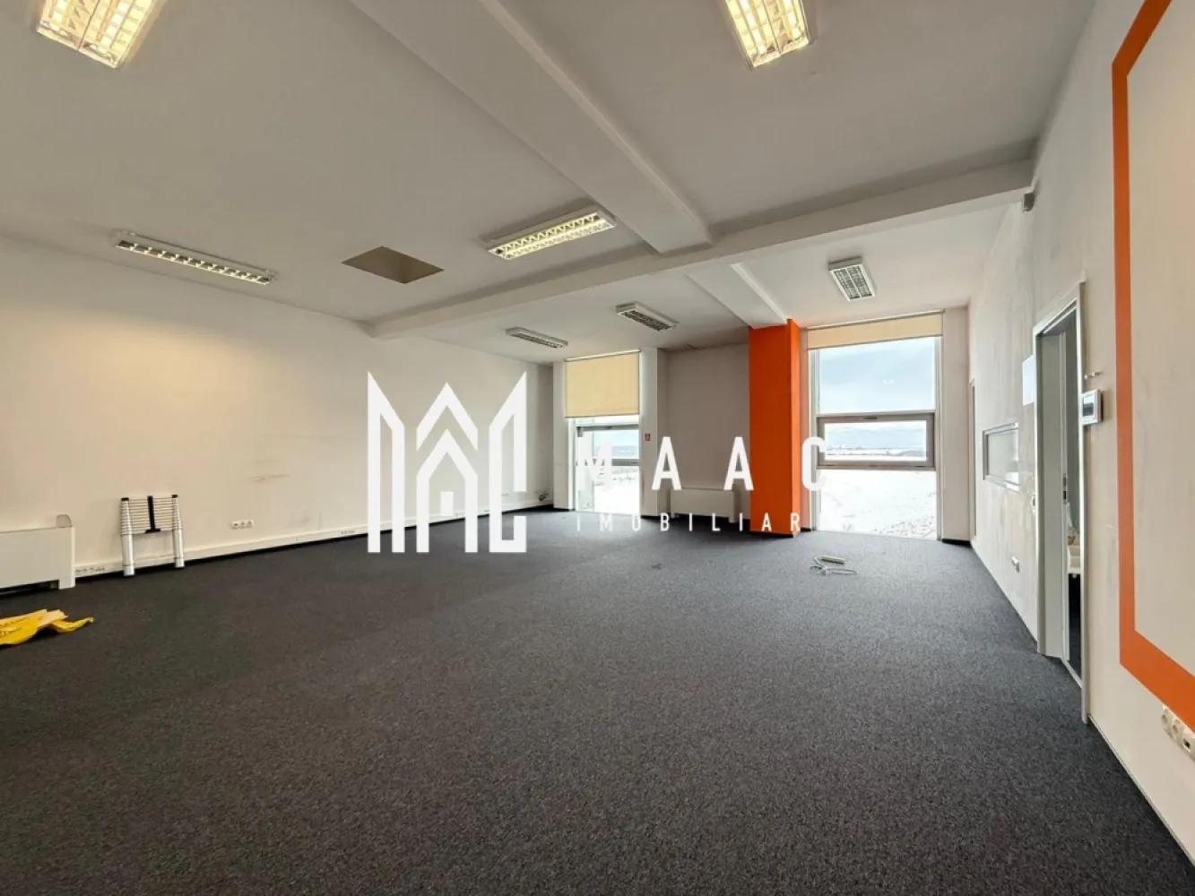 Spatiu comercial I 359 mp I 2 etaje I zona Shopping City - MAAC IMOBILIARE pune la dispoziție, spre închiriere, 2 din etajele unui imobil situat la intrarea in oras, in apropierea Shopping City . Conceputa pentru a susține activități comerciale și de servicii la standarde profesionale ridicate, proprietatea se adresează companiilor care își doresc un spațiu reprezentativ, adaptabil și eficient din punct de vedere operațional. Constructia, cu o configurație funcțională și flexibilă permite organizarea spațiilor în funcție de specificul fiecărui business, fie că vorbim de retail, servicii, birouri sau activități conexe. Se inchiriaza toata suprafata ( 359 mp) sau portionat, pe niveluri (etajul 1- suprafata de 226 mp si etajul 2- cca 133 mp). Ambele etaje au toalete si bucatarie mobilata/utilata. Cladirea -acces cu cartela; interfon; avizata de Pompieri. Incalzirea - ventiloconvectoare pe curent; centrala pe gaz. Aer conditionat. Curent trifazic. Spațiul este ideal pentru: Retail premium / showroom Spații de servicii (financiare, consultanță, beauty, wellness, educație) Birouri sau sedii de firmă Centre de training, prezentare sau relații cu publicul Configurația permite atât activitate cu acces direct al clienților, cât și organizare de tip corporate, cu delimitarea clară a zonelor publice și private. Disponibilitate imediată și condiții contractuale adaptabile pe termen mediu și lung (3-5 ani). Se inchiriaza de pe persoana juridica. Se percepe garantie in cuantumul a 3 chirii lunare. Fatada cladirii permite reclama. Locuri de parcare in curtea cladirii si in imediata apropiere. Proprietatea reprezintă o soluție practică pentru companii sau antreprenori care caută un spațiu adaptabil, într-o locație cu potențial comercial. Pentru mai multe detalii precizati telefonic ca ati vazut anuntul cu ID:CP2888768 }}