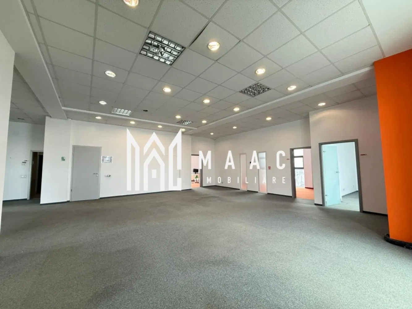 Spatiu comercial I 359 mp I 2 etaje I zona Shopping City - MAAC IMOBILIARE pune la dispoziție, spre închiriere, 2 din etajele unui imobil situat la intrarea in oras, in apropierea Shopping City . Conceputa pentru a susține activități comerciale și de servicii la standarde profesionale ridicate, proprietatea se adresează companiilor care își doresc un spațiu reprezentativ, adaptabil și eficient din punct de vedere operațional. Constructia, cu o configurație funcțională și flexibilă permite organizarea spațiilor în funcție de specificul fiecărui business, fie că vorbim de retail, servicii, birouri sau activități conexe. Se inchiriaza toata suprafata ( 359 mp) sau portionat, pe niveluri (etajul 1- suprafata de 226 mp si etajul 2- cca 133 mp). Ambele etaje au toalete si bucatarie mobilata/utilata. Cladirea -acces cu cartela; interfon; avizata de Pompieri. Incalzirea - ventiloconvectoare pe curent; centrala pe gaz. Aer conditionat. Curent trifazic. Spațiul este ideal pentru: Retail premium / showroom Spații de servicii (financiare, consultanță, beauty, wellness, educație) Birouri sau sedii de firmă Centre de training, prezentare sau relații cu publicul Configurația permite atât activitate cu acces direct al clienților, cât și organizare de tip corporate, cu delimitarea clară a zonelor publice și private. Disponibilitate imediată și condiții contractuale adaptabile pe termen mediu și lung (3-5 ani). Se inchiriaza de pe persoana juridica. Se percepe garantie in cuantumul a 3 chirii lunare. Fatada cladirii permite reclama. Locuri de parcare in curtea cladirii si in imediata apropiere. Proprietatea reprezintă o soluție practică pentru companii sau antreprenori care caută un spațiu adaptabil, într-o locație cu potențial comercial. Pentru mai multe detalii precizati telefonic ca ati vazut anuntul cu ID:CP2888768 }}