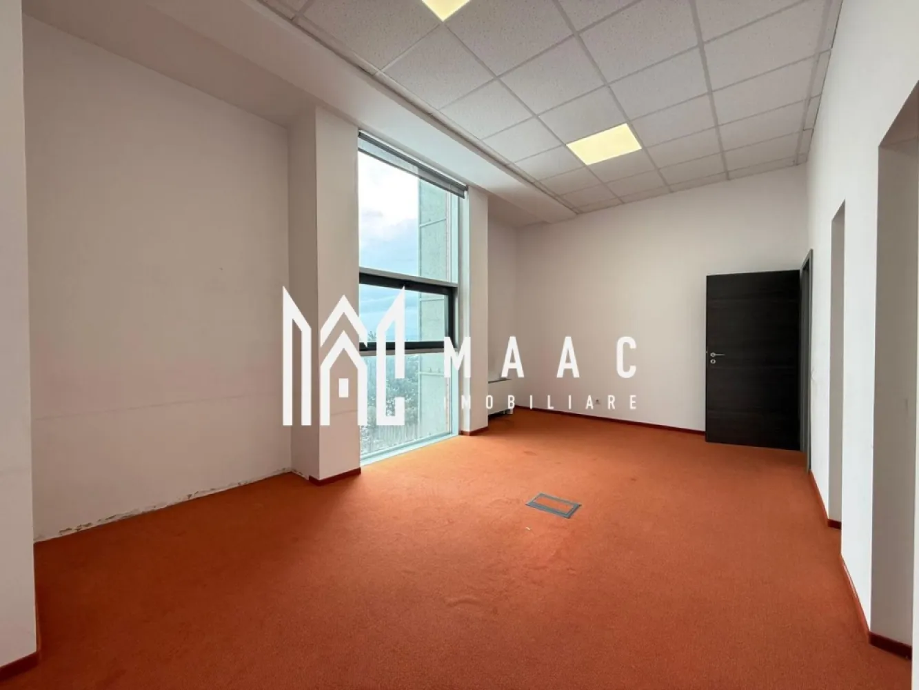 Spatiu comercial I 359 mp I 2 etaje I zona Shopping City - MAAC IMOBILIARE pune la dispoziție, spre închiriere, 2 din etajele unui imobil situat la intrarea in oras, in apropierea Shopping City . Conceputa pentru a susține activități comerciale și de servicii la standarde profesionale ridicate, proprietatea se adresează companiilor care își doresc un spațiu reprezentativ, adaptabil și eficient din punct de vedere operațional. Constructia, cu o configurație funcțională și flexibilă permite organizarea spațiilor în funcție de specificul fiecărui business, fie că vorbim de retail, servicii, birouri sau activități conexe. Se inchiriaza toata suprafata ( 359 mp) sau portionat, pe niveluri (etajul 1- suprafata de 226 mp si etajul 2- cca 133 mp). Ambele etaje au toalete si bucatarie mobilata/utilata. Cladirea -acces cu cartela; interfon; avizata de Pompieri. Incalzirea - ventiloconvectoare pe curent; centrala pe gaz. Aer conditionat. Curent trifazic. Spațiul este ideal pentru: Retail premium / showroom Spații de servicii (financiare, consultanță, beauty, wellness, educație) Birouri sau sedii de firmă Centre de training, prezentare sau relații cu publicul Configurația permite atât activitate cu acces direct al clienților, cât și organizare de tip corporate, cu delimitarea clară a zonelor publice și private. Disponibilitate imediată și condiții contractuale adaptabile pe termen mediu și lung (3-5 ani). Se inchiriaza de pe persoana juridica. Se percepe garantie in cuantumul a 3 chirii lunare. Fatada cladirii permite reclama. Locuri de parcare in curtea cladirii si in imediata apropiere. Proprietatea reprezintă o soluție practică pentru companii sau antreprenori care caută un spațiu adaptabil, într-o locație cu potențial comercial. Pentru mai multe detalii precizati telefonic ca ati vazut anuntul cu ID:CP2888768 }}