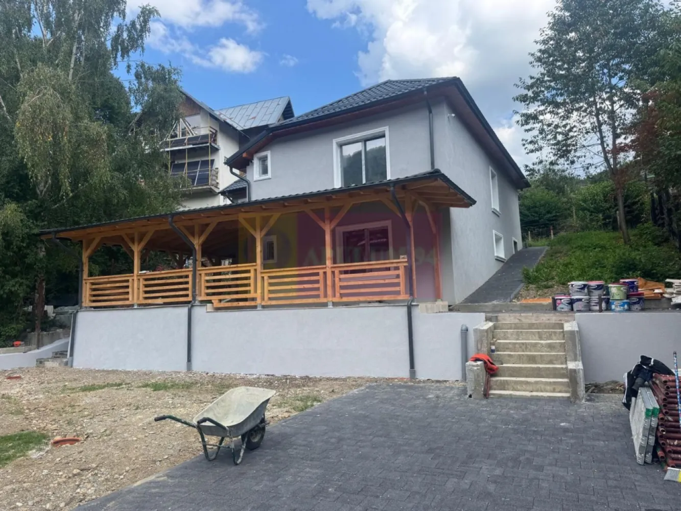 Casa de vanzare cu 2 apartamente in Azuga - Vilă deosebită de vânzare în Azuga – priveliște superbă către Pârtia Sorica

Agentia Imobiliară Mervani vă prezintă o proprietate exclusivistă situată în stațiunea montană Azuga, într-o zonă liniștită, cu acces facil și o panoramă spectaculoasă asupra Pârtiei Sorica.

Proprietatea este amplasată pe un teren în suprafață de 408 mp, la care se adaugă un drum de acces în suprafață de 74 mp, și dispune de o construcție P+E cu suprafața construită de 212 mp, complet renovată în anul 2026.

Unul dintre marile avantaje ale acestei proprietăți este compartimentarea inteligentă în două apartamente independente, ceea ce o transformă într-o alegere excelentă atât pentru locuire permanentă, cât și pentru exploatare turistică în regim hotelier.

Compartimentare:

Parter:
• 2 dormitoare
• living cu bucătărie open-space
• Terasă spațioasă
• baie (dotată cu cadă și saună) + grup sanitar.
• Cameră tehnică cu grup sanitar

Etaj:
• 2 dormitoare
• Living cu bucătărie open-space
• 2 băi cu duș

Pod:
• Izolat termic
• Înălțime generoasă
• Ferestre pentru lumină naturală
• Posibilitate de amenajare suplimentară

Construcția beneficiază de o structură solidă, având fundație din beton, parter realizat din cărămidă, planșeu din beton și șarpantă din lemn. Acoperișul este realizat din țiglă metalică, iar șarpanta este izolată cu vată bazaltică pentru un confort termic superior.

Finisajele sunt premium, fiind utilizate materiale de înaltă calitate atât la interior, cât și la exterior. Ferestrele mari, cu tâmplărie PVC și geam tripan, oferă lumină naturală din abundență și pun în valoare priveliștea spectaculoasă către munți și către Pârtia Sorica.

Confortul termic este asigurat de încălzirea prin pardoseală alimentată de o centrală termică performantă.

Curtea este amenajată cu bun gust, oferind spații de relaxare și locuri de parcare pentru două autoturisme.

Această proprietate reprezintă o oportunitate rară pentru cei care își doresc o casă modernă într-o stațiune montană apreciată sau pentru investitorii care caută o proprietate pregătită pentru închiriere turistică, cu două unități complet independente.

Pentru informații suplimentare și programarea unei vizionări:
Agentia Imobiliară Mervani
Telefon: 0729 935 536

Pentru informații suplimentare și programarea unei vizionări, contactați Agentia Imobiliară Mervani