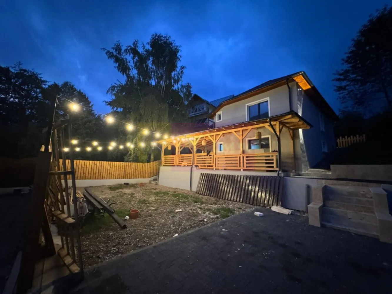Casa de vanzare cu 2 apartamente in Azuga - Vilă deosebită de vânzare în Azuga – priveliște superbă către Pârtia Sorica

Agentia Imobiliară Mervani vă prezintă o proprietate exclusivistă situată în stațiunea montană Azuga, într-o zonă liniștită, cu acces facil și o panoramă spectaculoasă asupra Pârtiei Sorica.

Proprietatea este amplasată pe un teren în suprafață de 408 mp, la care se adaugă un drum de acces în suprafață de 74 mp, și dispune de o construcție P+E cu suprafața construită de 212 mp, complet renovată în anul 2026.

Unul dintre marile avantaje ale acestei proprietăți este compartimentarea inteligentă în două apartamente independente, ceea ce o transformă într-o alegere excelentă atât pentru locuire permanentă, cât și pentru exploatare turistică în regim hotelier.

Compartimentare:

Parter:
• 2 dormitoare
• living cu bucătărie open-space
• Terasă spațioasă
• baie (dotată cu cadă și saună) + grup sanitar.
• Cameră tehnică cu grup sanitar

Etaj:
• 2 dormitoare
• Living cu bucătărie open-space
• 2 băi cu duș

Pod:
• Izolat termic
• Înălțime generoasă
• Ferestre pentru lumină naturală
• Posibilitate de amenajare suplimentară

Construcția beneficiază de o structură solidă, având fundație din beton, parter realizat din cărămidă, planșeu din beton și șarpantă din lemn. Acoperișul este realizat din țiglă metalică, iar șarpanta este izolată cu vată bazaltică pentru un confort termic superior.

Finisajele sunt premium, fiind utilizate materiale de înaltă calitate atât la interior, cât și la exterior. Ferestrele mari, cu tâmplărie PVC și geam tripan, oferă lumină naturală din abundență și pun în valoare priveliștea spectaculoasă către munți și către Pârtia Sorica.

Confortul termic este asigurat de încălzirea prin pardoseală alimentată de o centrală termică performantă.

Curtea este amenajată cu bun gust, oferind spații de relaxare și locuri de parcare pentru două autoturisme.

Această proprietate reprezintă o oportunitate rară pentru cei care își doresc o casă modernă într-o stațiune montană apreciată sau pentru investitorii care caută o proprietate pregătită pentru închiriere turistică, cu două unități complet independente.

Pentru informații suplimentare și programarea unei vizionări:
Agentia Imobiliară Mervani
Telefon: 0729 935 536

Pentru informații suplimentare și programarea unei vizionări, contactați Agentia Imobiliară Mervani