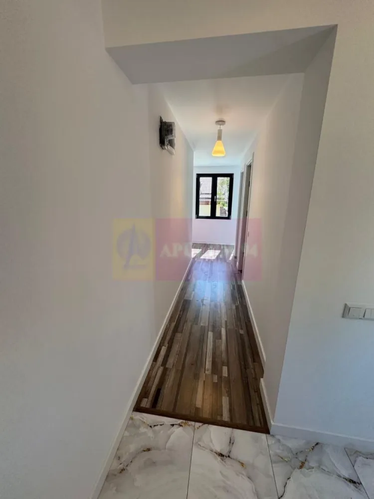 Casa de vanzare cu 2 apartamente in Azuga - Vilă deosebită de vânzare în Azuga – priveliște superbă către Pârtia Sorica

Agentia Imobiliară Mervani vă prezintă o proprietate exclusivistă situată în stațiunea montană Azuga, într-o zonă liniștită, cu acces facil și o panoramă spectaculoasă asupra Pârtiei Sorica.

Proprietatea este amplasată pe un teren în suprafață de 408 mp, la care se adaugă un drum de acces în suprafață de 74 mp, și dispune de o construcție P+E cu suprafața construită de 212 mp, complet renovată în anul 2026.

Unul dintre marile avantaje ale acestei proprietăți este compartimentarea inteligentă în două apartamente independente, ceea ce o transformă într-o alegere excelentă atât pentru locuire permanentă, cât și pentru exploatare turistică în regim hotelier.

Compartimentare:

Parter:
• 2 dormitoare
• living cu bucătărie open-space
• Terasă spațioasă
• baie (dotată cu cadă și saună) + grup sanitar.
• Cameră tehnică cu grup sanitar

Etaj:
• 2 dormitoare
• Living cu bucătărie open-space
• 2 băi cu duș

Pod:
• Izolat termic
• Înălțime generoasă
• Ferestre pentru lumină naturală
• Posibilitate de amenajare suplimentară

Construcția beneficiază de o structură solidă, având fundație din beton, parter realizat din cărămidă, planșeu din beton și șarpantă din lemn. Acoperișul este realizat din țiglă metalică, iar șarpanta este izolată cu vată bazaltică pentru un confort termic superior.

Finisajele sunt premium, fiind utilizate materiale de înaltă calitate atât la interior, cât și la exterior. Ferestrele mari, cu tâmplărie PVC și geam tripan, oferă lumină naturală din abundență și pun în valoare priveliștea spectaculoasă către munți și către Pârtia Sorica.

Confortul termic este asigurat de încălzirea prin pardoseală alimentată de o centrală termică performantă.

Curtea este amenajată cu bun gust, oferind spații de relaxare și locuri de parcare pentru două autoturisme.

Această proprietate reprezintă o oportunitate rară pentru cei care își doresc o casă modernă într-o stațiune montană apreciată sau pentru investitorii care caută o proprietate pregătită pentru închiriere turistică, cu două unități complet independente.

Pentru informații suplimentare și programarea unei vizionări:
Agentia Imobiliară Mervani
Telefon: 0729 935 536

Pentru informații suplimentare și programarea unei vizionări, contactați Agentia Imobiliară Mervani