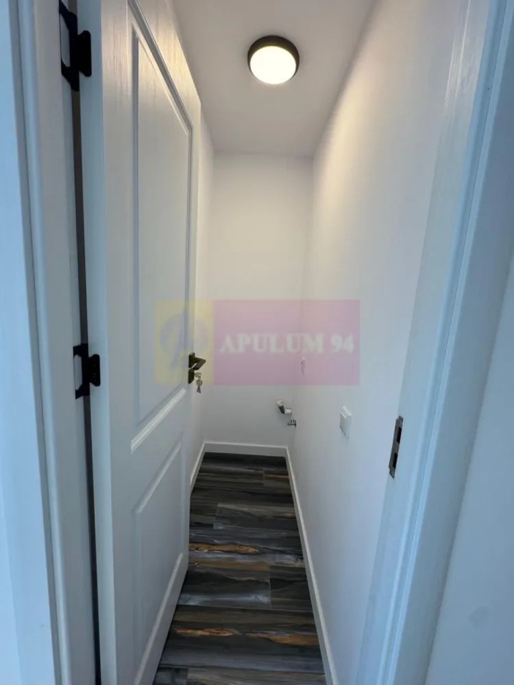 Casa de vanzare cu 2 apartamente in Azuga - Vilă deosebită de vânzare în Azuga – priveliște superbă către Pârtia Sorica

Agentia Imobiliară Mervani vă prezintă o proprietate exclusivistă situată în stațiunea montană Azuga, într-o zonă liniștită, cu acces facil și o panoramă spectaculoasă asupra Pârtiei Sorica.

Proprietatea este amplasată pe un teren în suprafață de 408 mp, la care se adaugă un drum de acces în suprafață de 74 mp, și dispune de o construcție P+E cu suprafața construită de 212 mp, complet renovată în anul 2026.

Unul dintre marile avantaje ale acestei proprietăți este compartimentarea inteligentă în două apartamente independente, ceea ce o transformă într-o alegere excelentă atât pentru locuire permanentă, cât și pentru exploatare turistică în regim hotelier.

Compartimentare:

Parter:
• 2 dormitoare
• living cu bucătărie open-space
• Terasă spațioasă
• baie (dotată cu cadă și saună) + grup sanitar.
• Cameră tehnică cu grup sanitar

Etaj:
• 2 dormitoare
• Living cu bucătărie open-space
• 2 băi cu duș

Pod:
• Izolat termic
• Înălțime generoasă
• Ferestre pentru lumină naturală
• Posibilitate de amenajare suplimentară

Construcția beneficiază de o structură solidă, având fundație din beton, parter realizat din cărămidă, planșeu din beton și șarpantă din lemn. Acoperișul este realizat din țiglă metalică, iar șarpanta este izolată cu vată bazaltică pentru un confort termic superior.

Finisajele sunt premium, fiind utilizate materiale de înaltă calitate atât la interior, cât și la exterior. Ferestrele mari, cu tâmplărie PVC și geam tripan, oferă lumină naturală din abundență și pun în valoare priveliștea spectaculoasă către munți și către Pârtia Sorica.

Confortul termic este asigurat de încălzirea prin pardoseală alimentată de o centrală termică performantă.

Curtea este amenajată cu bun gust, oferind spații de relaxare și locuri de parcare pentru două autoturisme.

Această proprietate reprezintă o oportunitate rară pentru cei care își doresc o casă modernă într-o stațiune montană apreciată sau pentru investitorii care caută o proprietate pregătită pentru închiriere turistică, cu două unități complet independente.

Pentru informații suplimentare și programarea unei vizionări:
Agentia Imobiliară Mervani
Telefon: 0729 935 536

Pentru informații suplimentare și programarea unei vizionări, contactați Agentia Imobiliară Mervani