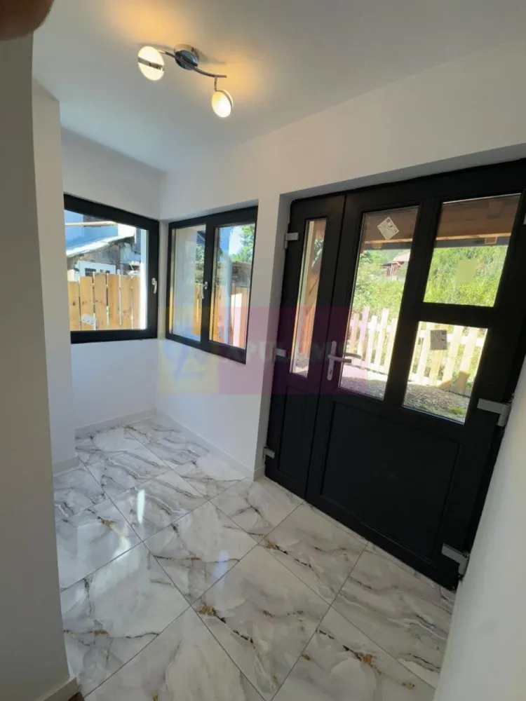 Casa de vanzare cu 2 apartamente in Azuga - Vilă deosebită de vânzare în Azuga – priveliște superbă către Pârtia Sorica

Agentia Imobiliară Mervani vă prezintă o proprietate exclusivistă situată în stațiunea montană Azuga, într-o zonă liniștită, cu acces facil și o panoramă spectaculoasă asupra Pârtiei Sorica.

Proprietatea este amplasată pe un teren în suprafață de 408 mp, la care se adaugă un drum de acces în suprafață de 74 mp, și dispune de o construcție P+E cu suprafața construită de 212 mp, complet renovată în anul 2026.

Unul dintre marile avantaje ale acestei proprietăți este compartimentarea inteligentă în două apartamente independente, ceea ce o transformă într-o alegere excelentă atât pentru locuire permanentă, cât și pentru exploatare turistică în regim hotelier.

Compartimentare:

Parter:
• 2 dormitoare
• living cu bucătărie open-space
• Terasă spațioasă
• baie (dotată cu cadă și saună) + grup sanitar.
• Cameră tehnică cu grup sanitar

Etaj:
• 2 dormitoare
• Living cu bucătărie open-space
• 2 băi cu duș

Pod:
• Izolat termic
• Înălțime generoasă
• Ferestre pentru lumină naturală
• Posibilitate de amenajare suplimentară

Construcția beneficiază de o structură solidă, având fundație din beton, parter realizat din cărămidă, planșeu din beton și șarpantă din lemn. Acoperișul este realizat din țiglă metalică, iar șarpanta este izolată cu vată bazaltică pentru un confort termic superior.

Finisajele sunt premium, fiind utilizate materiale de înaltă calitate atât la interior, cât și la exterior. Ferestrele mari, cu tâmplărie PVC și geam tripan, oferă lumină naturală din abundență și pun în valoare priveliștea spectaculoasă către munți și către Pârtia Sorica.

Confortul termic este asigurat de încălzirea prin pardoseală alimentată de o centrală termică performantă.

Curtea este amenajată cu bun gust, oferind spații de relaxare și locuri de parcare pentru două autoturisme.

Această proprietate reprezintă o oportunitate rară pentru cei care își doresc o casă modernă într-o stațiune montană apreciată sau pentru investitorii care caută o proprietate pregătită pentru închiriere turistică, cu două unități complet independente.

Pentru informații suplimentare și programarea unei vizionări:
Agentia Imobiliară Mervani
Telefon: 0729 935 536

Pentru informații suplimentare și programarea unei vizionări, contactați Agentia Imobiliară Mervani