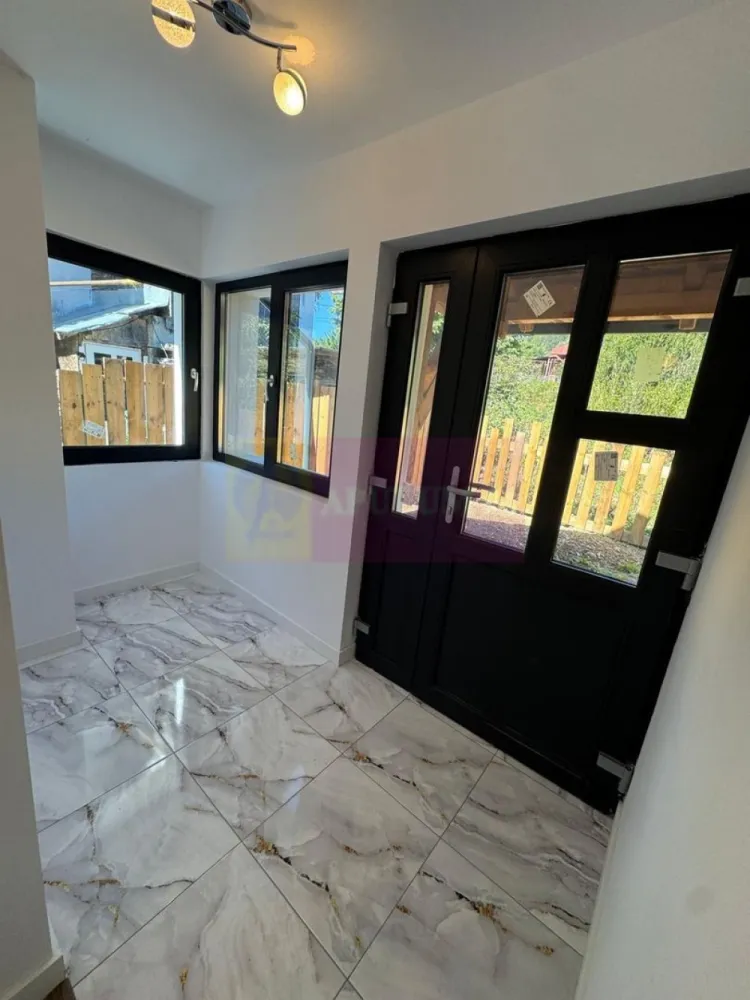 Casa de vanzare cu 2 apartamente in Azuga
