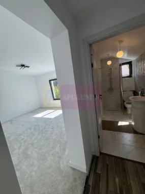 Casa de vanzare cu 2 apartamente in Azuga