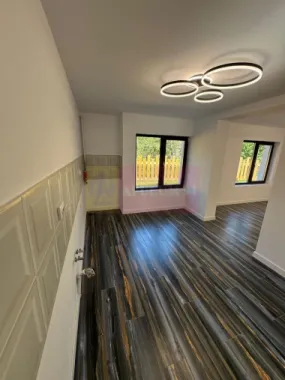 Casa de vanzare cu 2 apartamente in Azuga