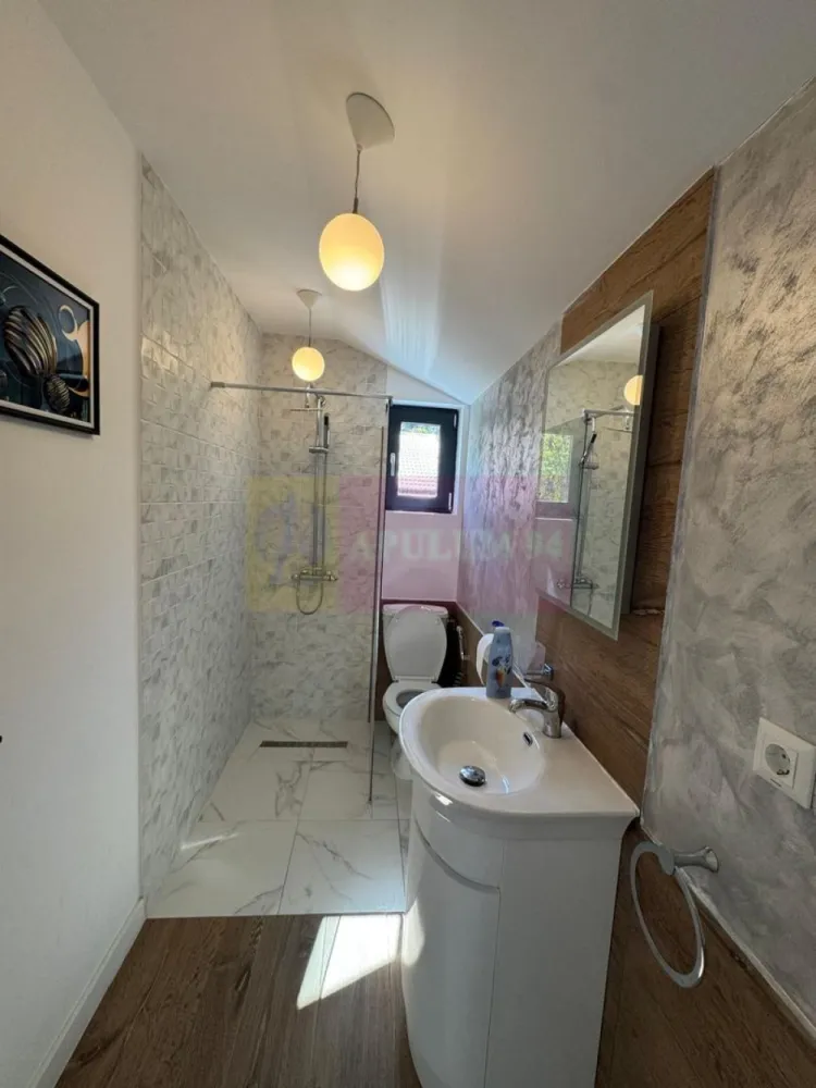Casa de vanzare cu 2 apartamente in Azuga