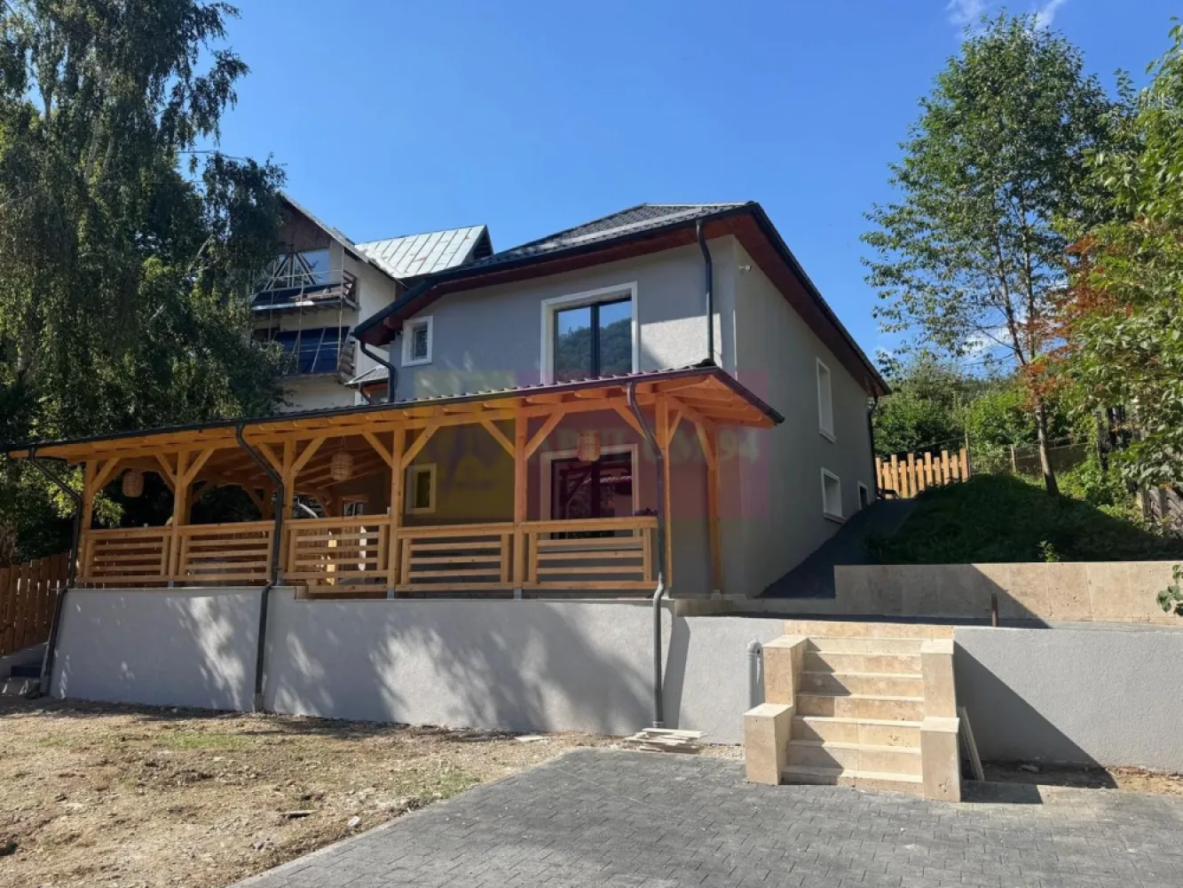 Casa de vanzare cu 2 apartamente in Azuga
