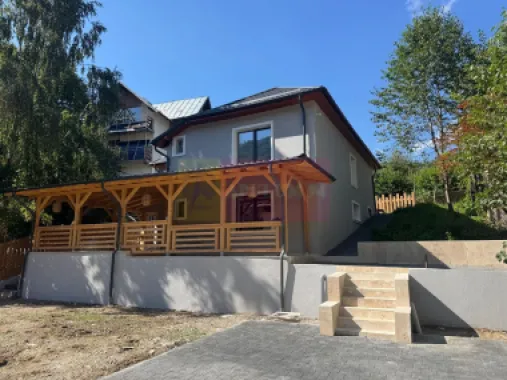 Casa de vanzare cu 2 apartamente in Azuga